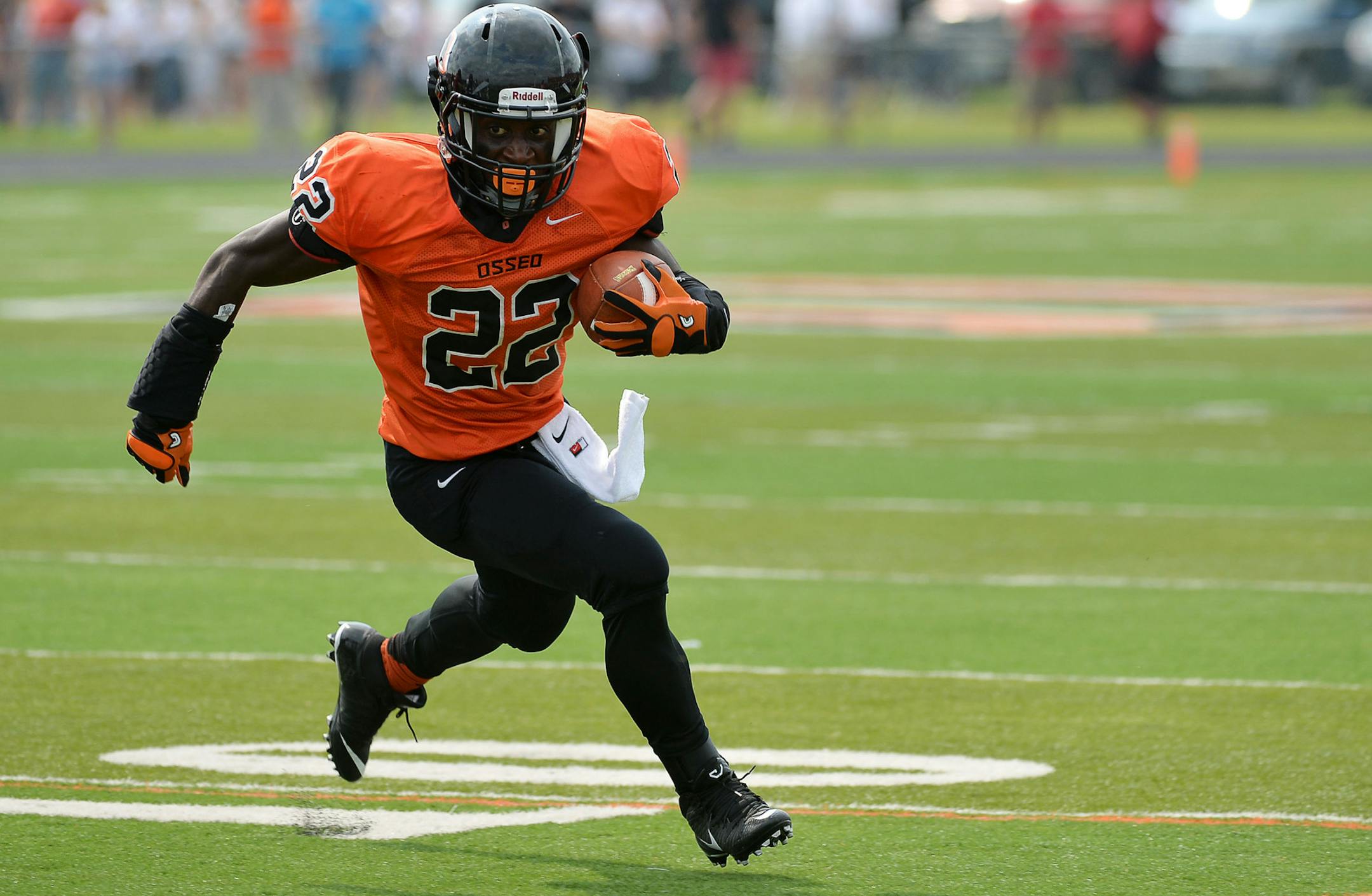 Osseo Running Back Prince G Kruah ran with the ball during the 2nd quarter at the Maple Grove vs Osseo football game at Osseo High School in Osseo, Minn. on Saturday August 22, 2015. ] RACHEL WOOLF · rachel.woolf@startribune.com Osseo defeated Maple Grove 22-15. ORG XMIT: MIN1508221730061691
