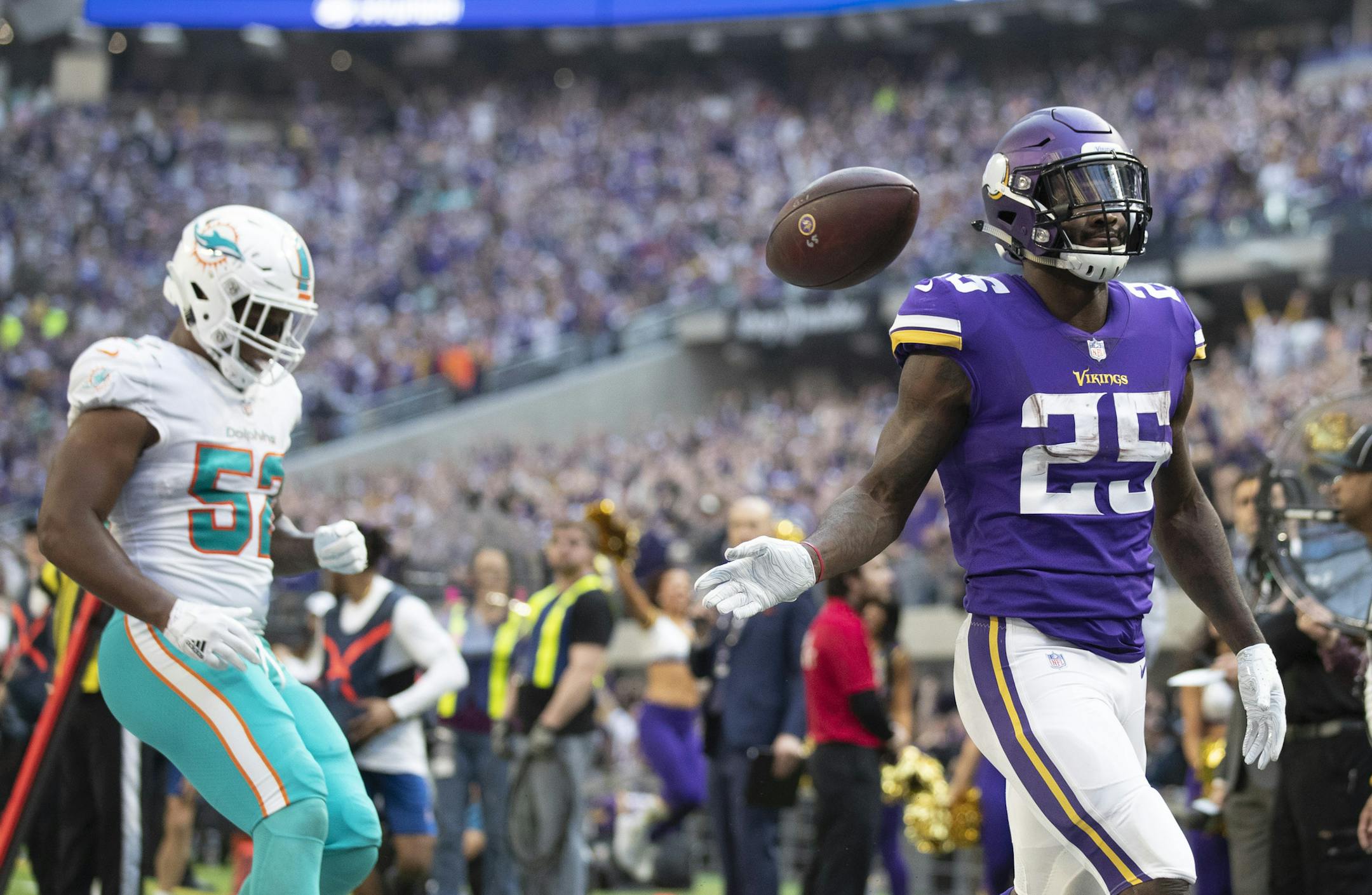 Minnesota Vikings running back Latavius Murray (25) celebrated after scoring a 18-yard touchdown run in the second quarter at U.S. Bank Stadium Sunday December 16, 2018 in Minneapolis, MN.] The Minnesota Vikings hosted the Miami Dolphins at U.S. Bank Stadium. Jerry Holt • Jerry.holt@startribune.com
