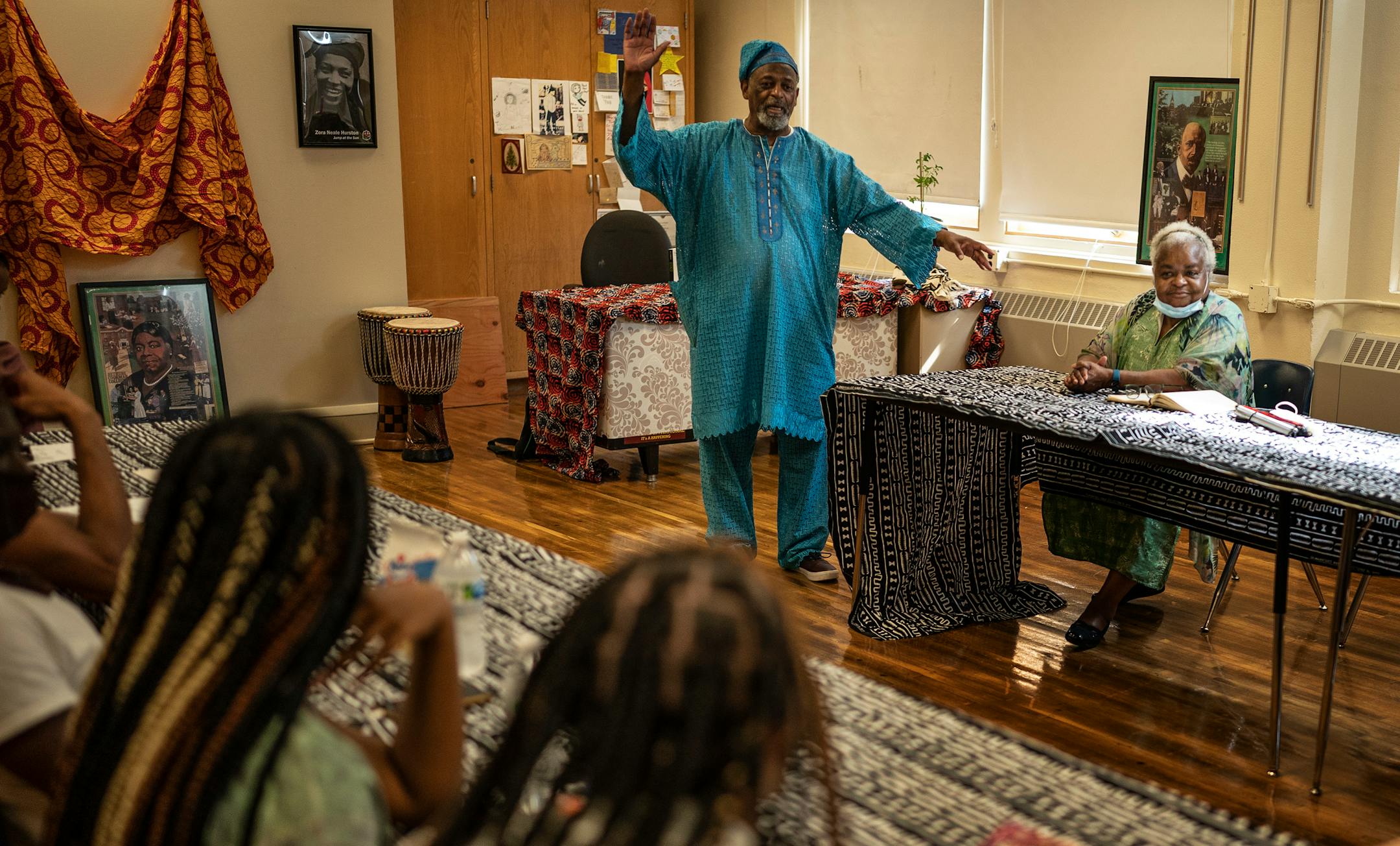Vusumuzi Zulu Black Storytellers and his wife Nothando Zulu spoke to a morning English class at Edison High School.