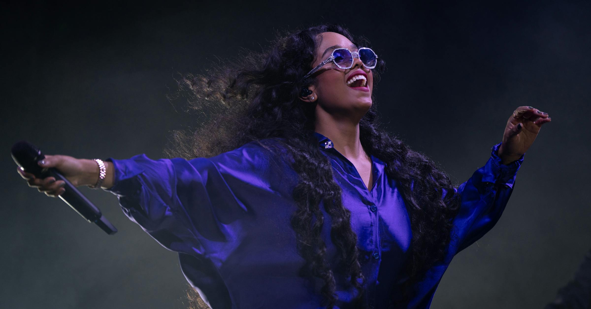 In all her purple glory, R&B star H.E.R. celebrates Minneapolis debut