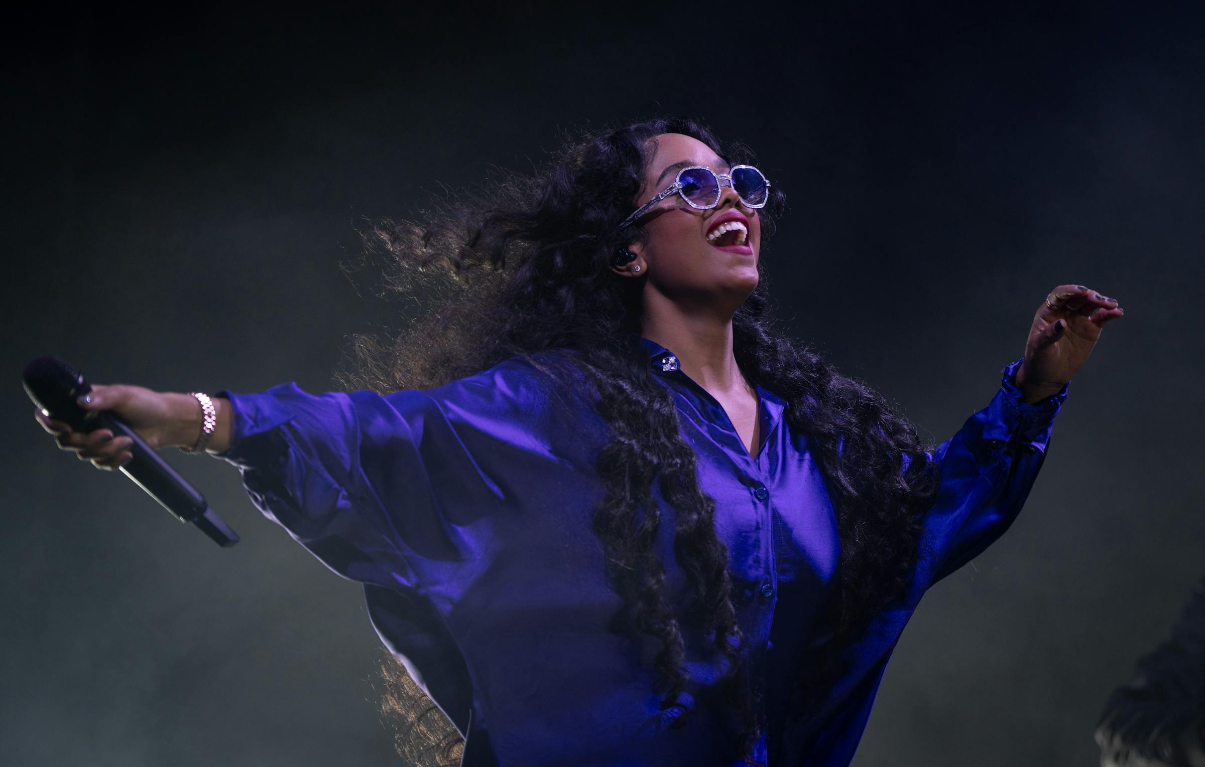 In all her purple glory, R&B star H.E.R. celebrates Minneapolis debut