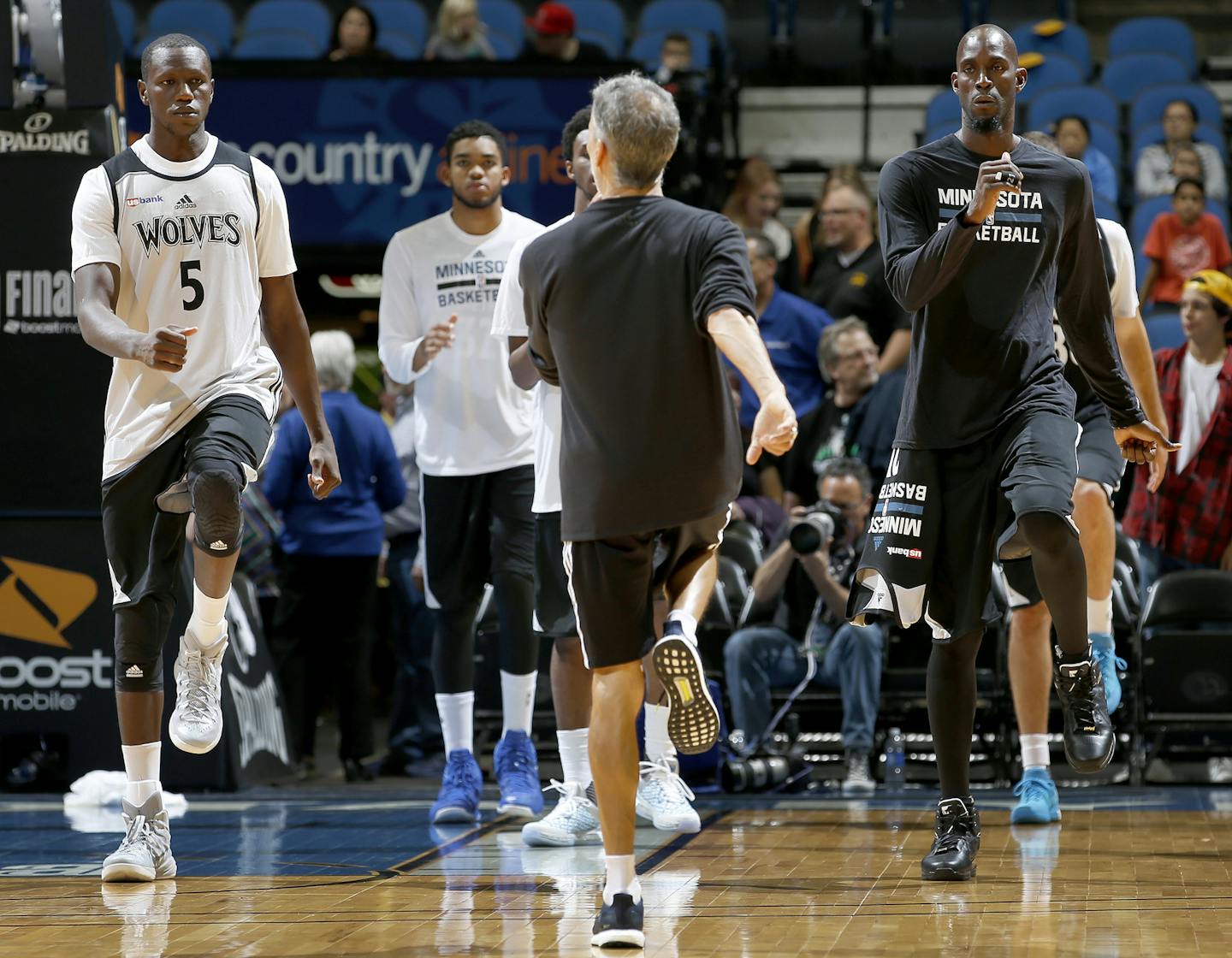 Minnesota Timberwolves Vice President of Sports Performance Arnie Kander worked with players during warm ups before a team scrimmage on Monday. ] CARLOS GONZALEZ cgonzalez@startribune.com - October 5, 2015, Minneapolis, MN, Target Center, NBA, Minnesota Timberwolves team scrimmage