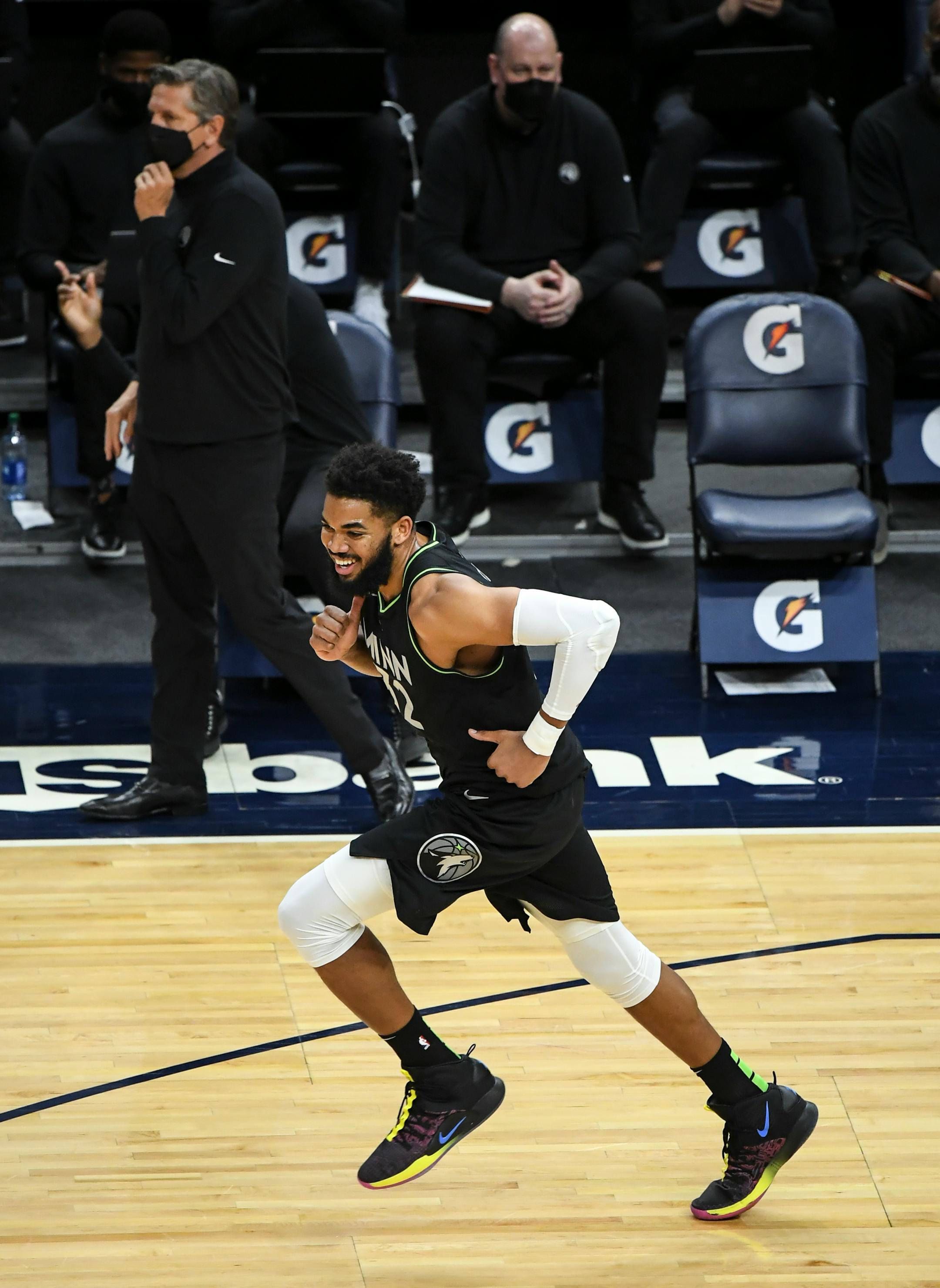 Minnesota Timberwolves center Karl-Anthony Towns (32) reacted after a second quarter 3-pointer against the Dallas Mavericks.