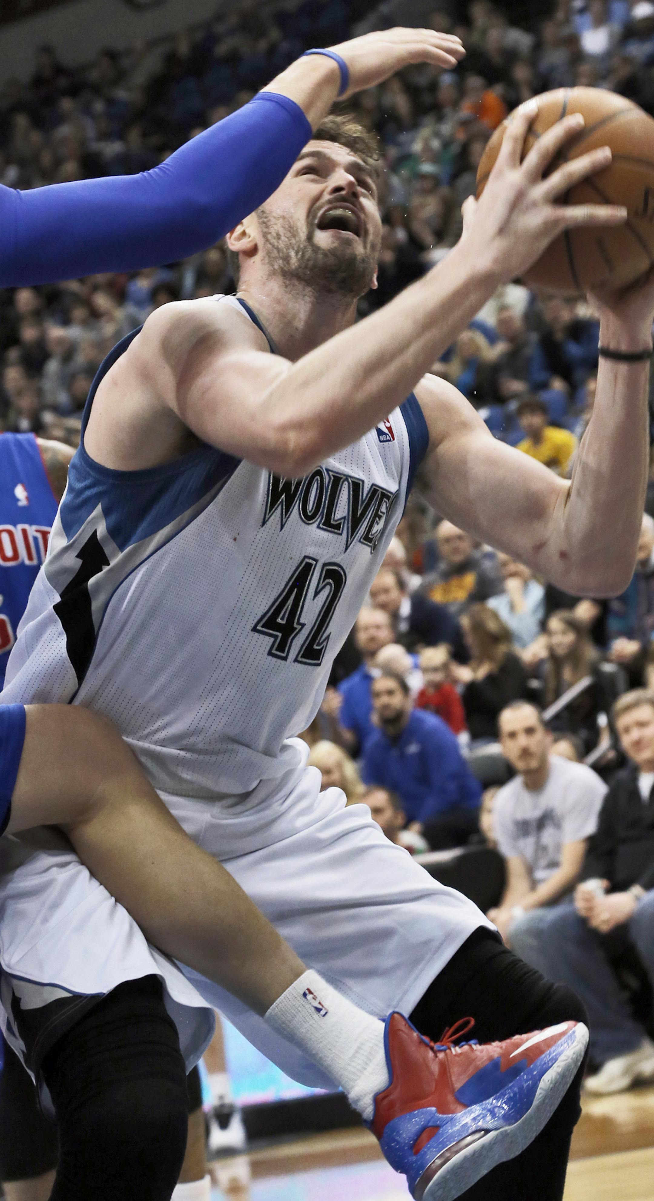 Wolves Kevin Love faked his defensive man out of position before going up for two points. ] Minnesota Timberwolves vs. Detroit Pistons. (MARLIN LEVISON/STARTRIBUNE(mlevison@startribune.com)