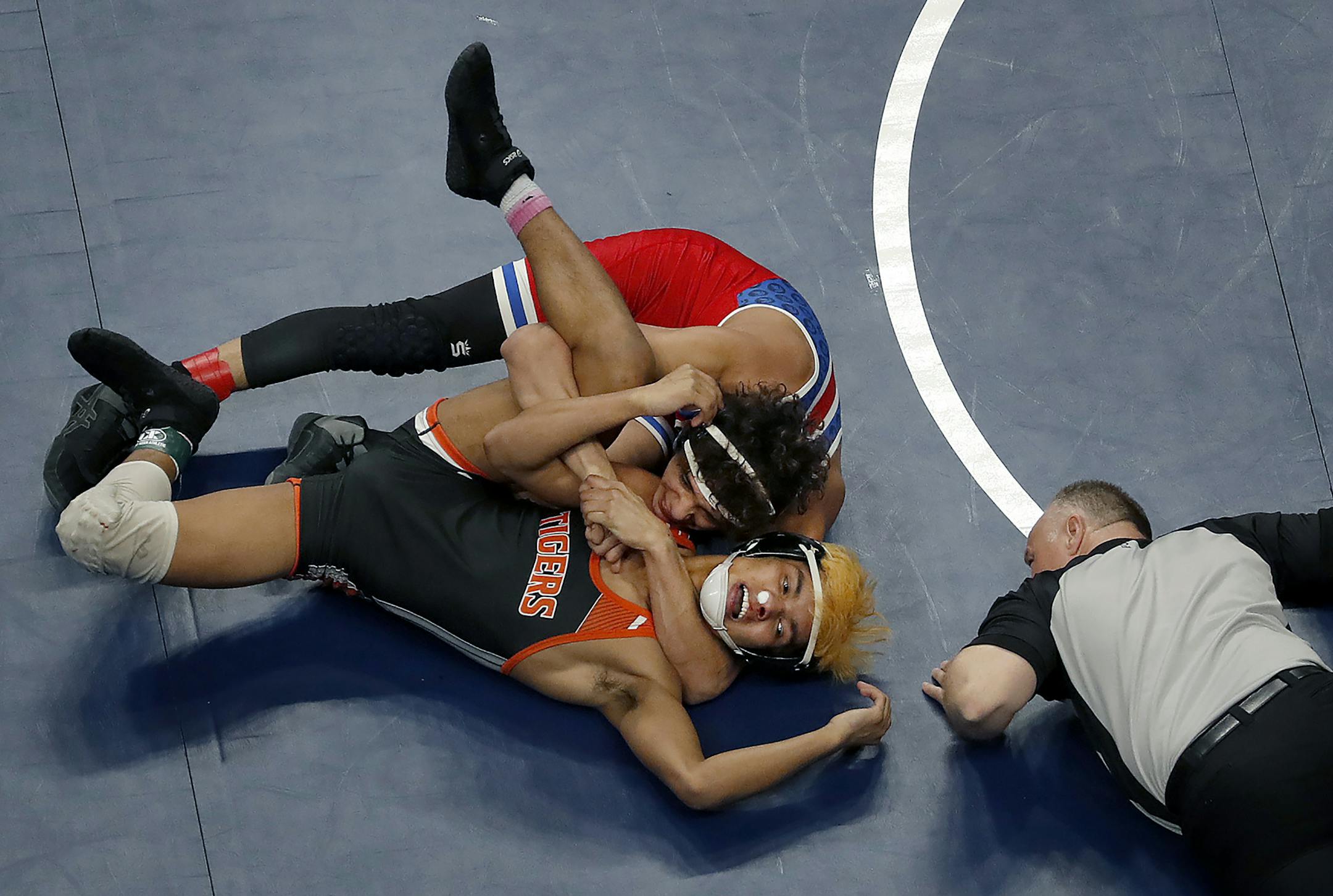 Ruben Saldivar of Simley pinned Hsa Law Eh of Marshall in the 126 class. ] CARLOS GONZALEZ • cgonzalez@startribune.com – St. Paul, MN – February 28, 2019, Xcel Energy Center, Minnesota High School / Prep wrestling team championships