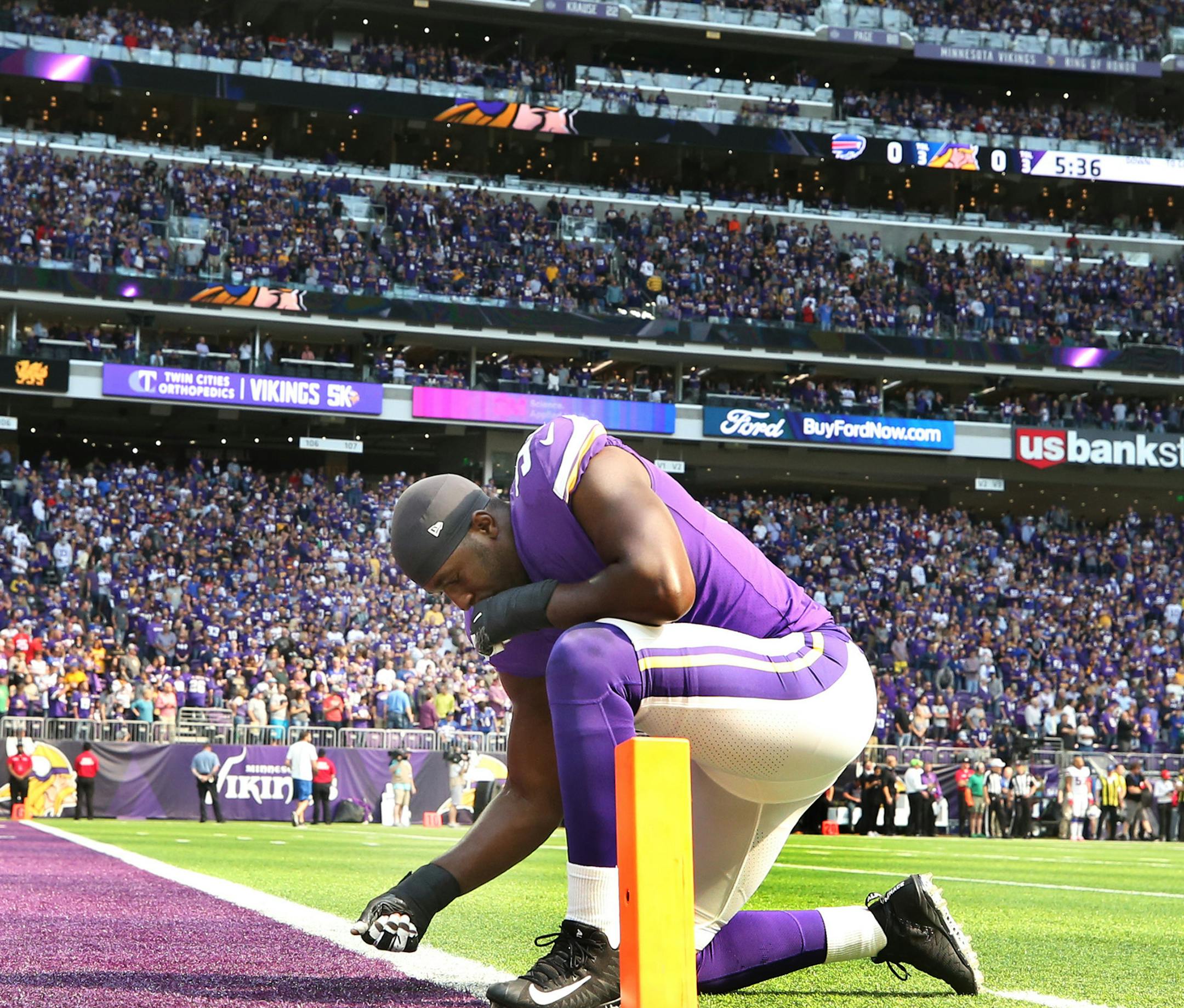 Minnesota Vikings defensive end Stephen Weatherly (91) prayed in he endzone at US Bank Stadium Sunday September 23, 2018 in Minneapolis, MN. ] JERRY HOLT &#xef; jerry.holt@startribune.com