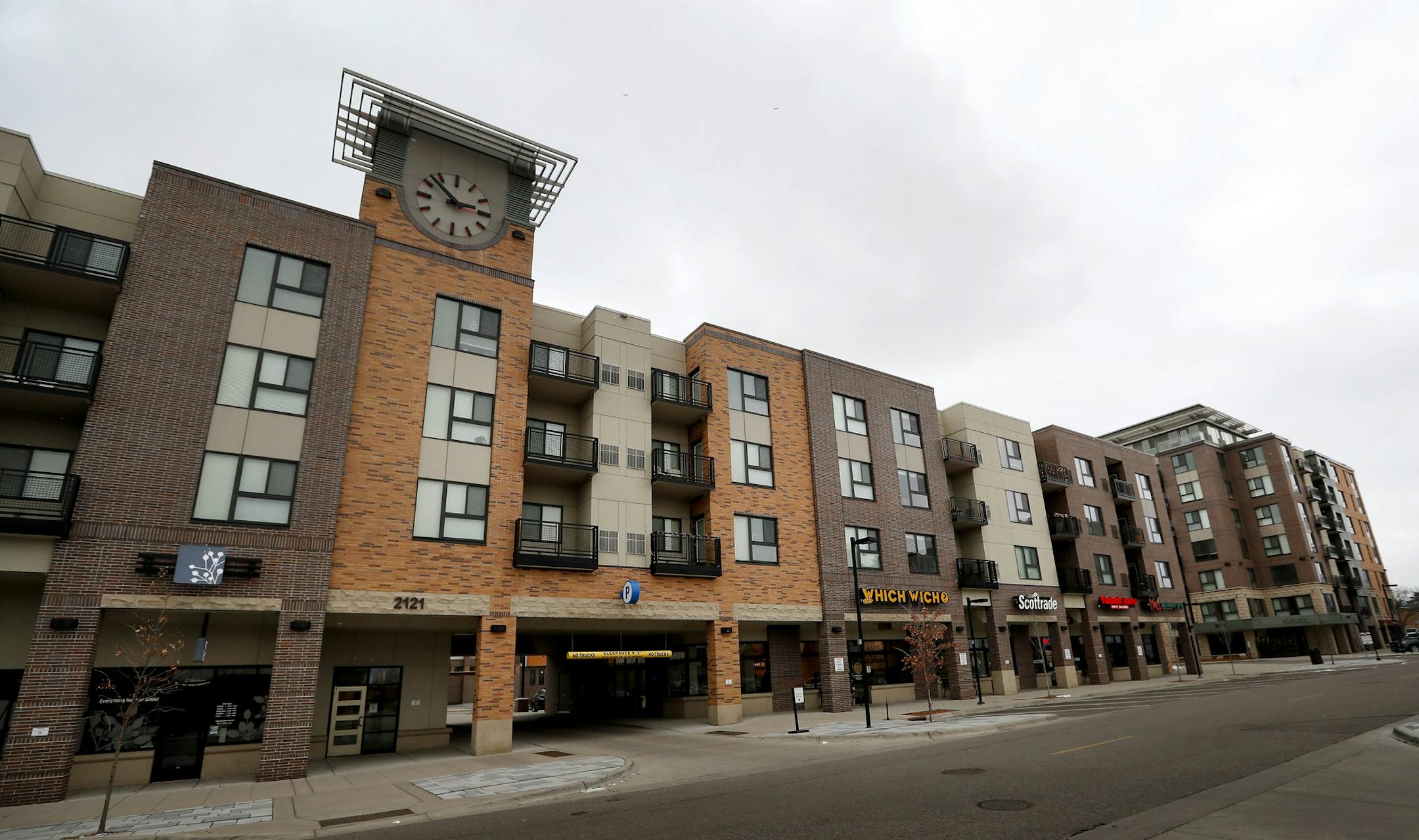 Businesses at street level of the Genesee Apartments in Bloomington. ] CARLOS GONZALEZ cgonzalez@startribune.com - December 6, 2016, Bloomington, MN, Genesee Apartments near Penn and American in Bloomington