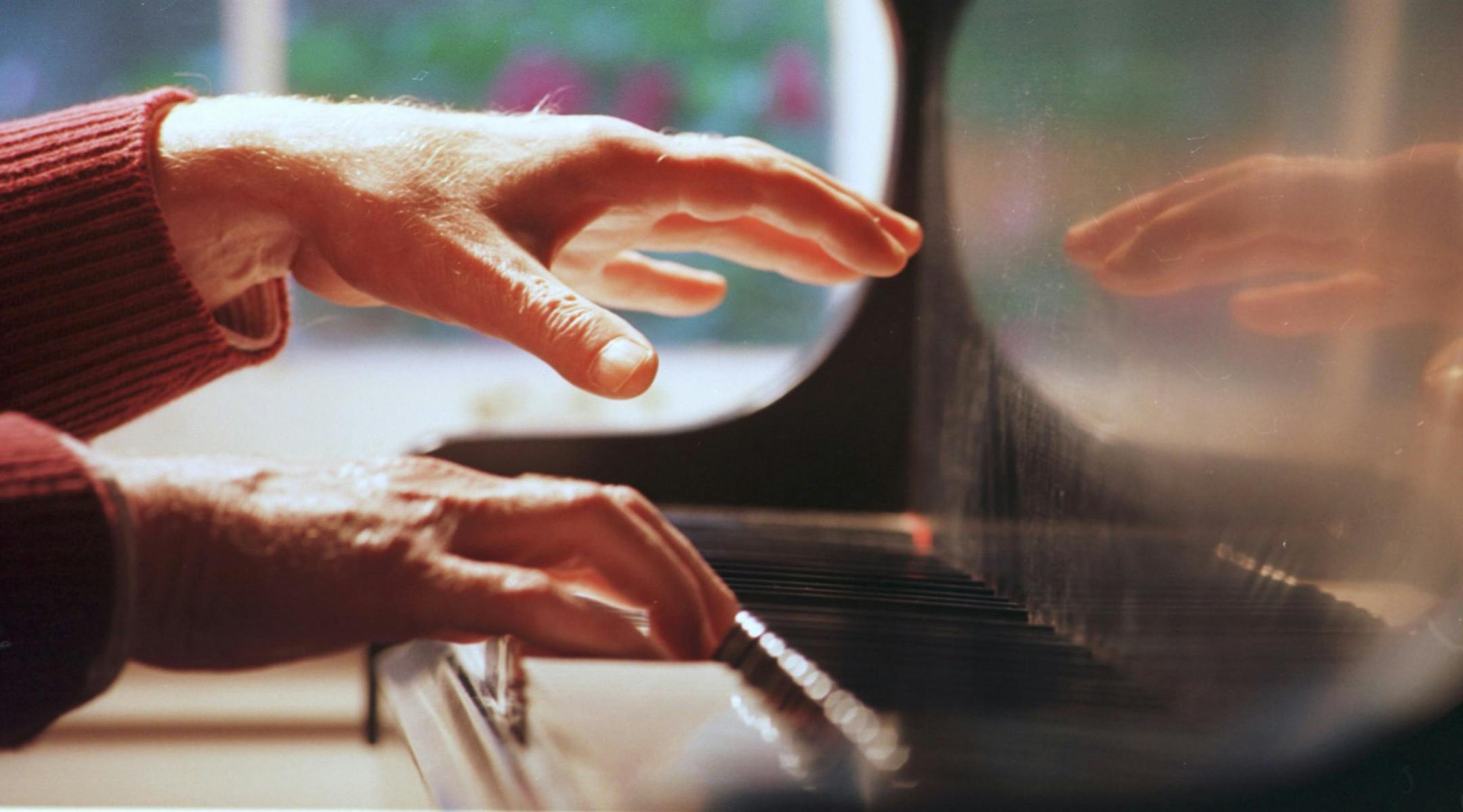 KRT US NEWS STORY SLUGGED: KRT PHOTOGRAPH BY TIM SHAFFER/FOR THE PHILADELPHIA INQUIRER (KRT120-November 15) Pianist Dan Hays plays a grand piano at his residence in Towson, Maryland. The 63-year-old Camden native who once played for the Ambler Symphony Orchestra is advertising in a most unusual way for an orchestra. (PH) PL KD 1999 (Horiz)