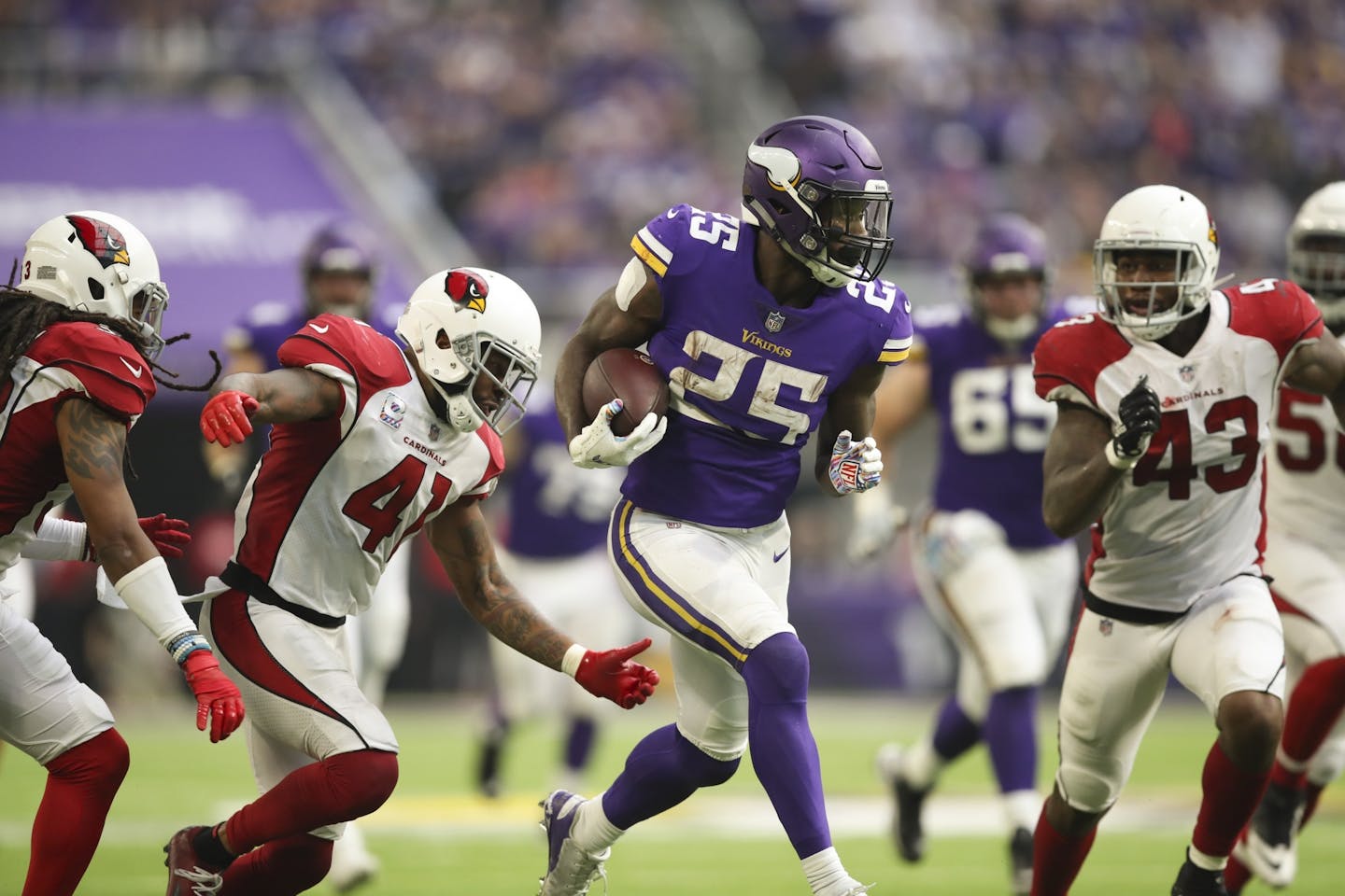 Minnesota Vikings running back Latavius Murray (25) broke for a 34 yard run in the third quarter that set up a touchdown by quarterback Kirk Cousins.