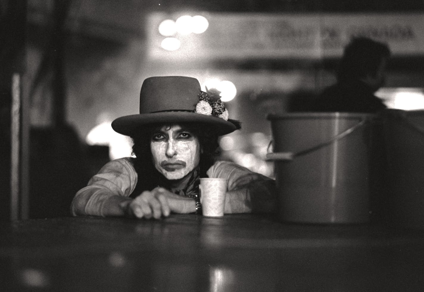 Rolling Thunder Revue: A Bob Dylan Story by Martin Scorsese captures the troubled spirit of America in 1975 and the joyous music that Dylan performed during the fall of that year. Part documentary, part concert film, part fever dream, Rolling Thunder is a one of a kind experience, from master filmmaker Martin Scorsese.
Provided by Netflix