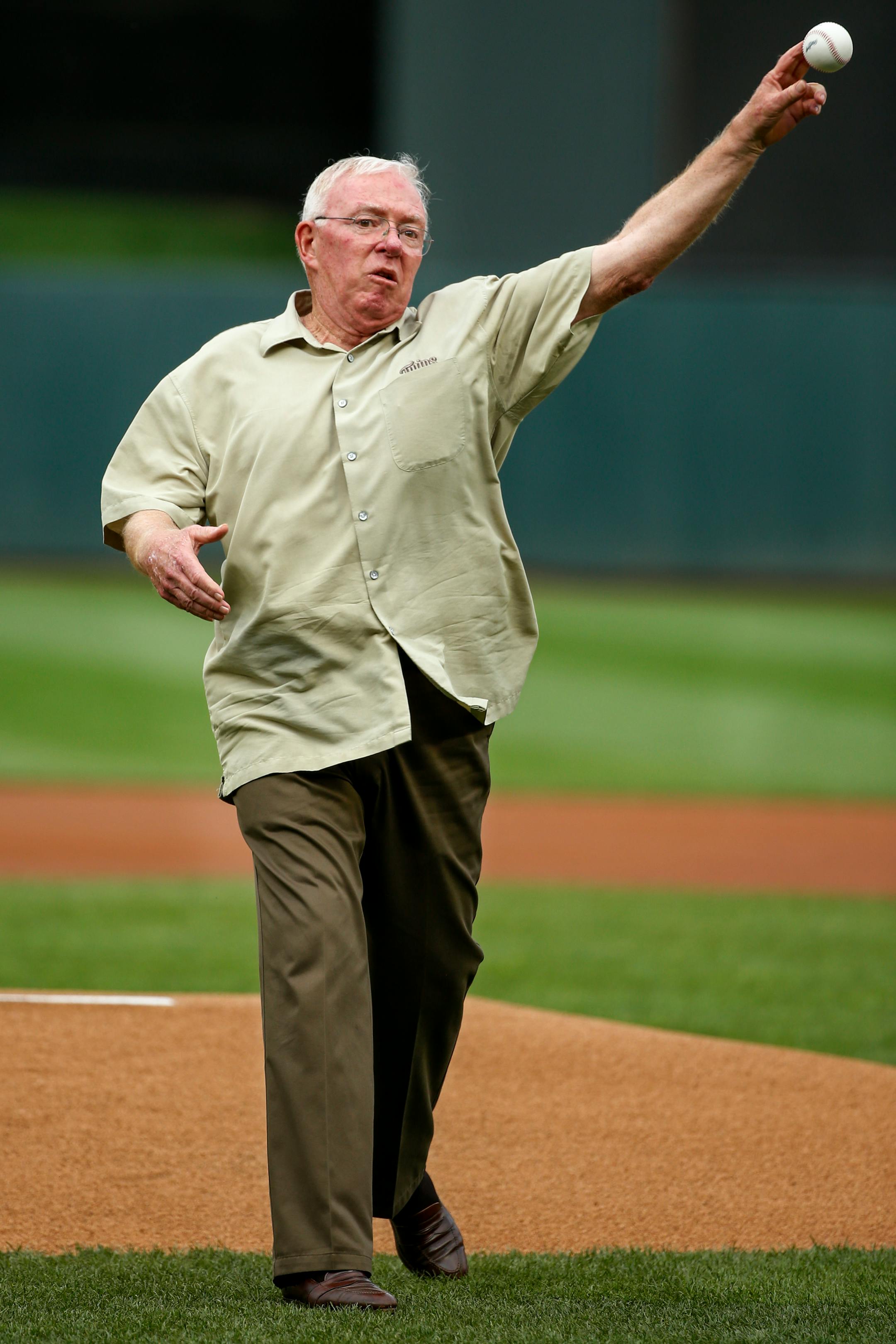 Former Minnesota Twins manager Tom Kelly throws a ceremonial first pitch as part of a 30th anniversary celebration of the 1987 World Series Champion team before a baseball game with the Detroit Tigers, Friday, July 21, 2017, in Minneapolis. (AP Photo/Bruce Kluckhohn)