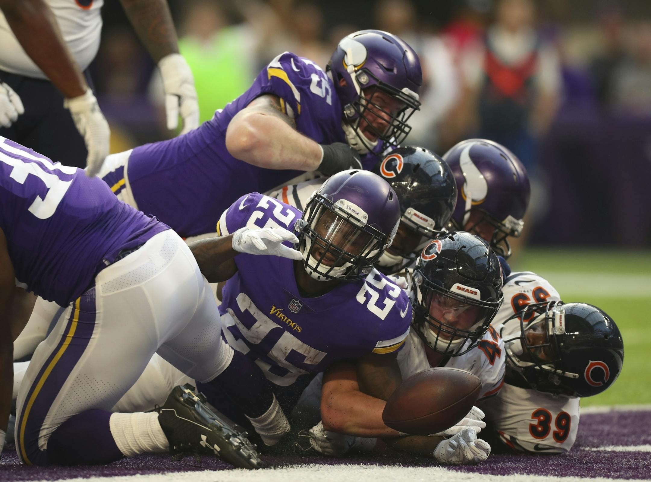 Minnesota Vikings running back Latavius Murray (25) scored in the second quarter for his second touchdown of the game from the one yard line.