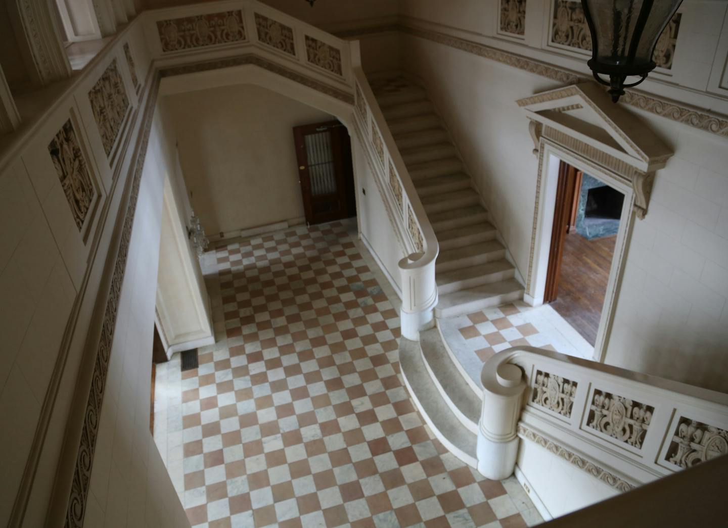 The the main area of the Pillsbury mansion where Nuway was hoping to convert it into housing for people in recovery. ] (KYNDELL HARKNESS/STAR TRIBUNE) kyndell.harkness@startribune.com At the Pillsbury Mansion in Minneapolis, Min., Tuesday, February 17, 2015.