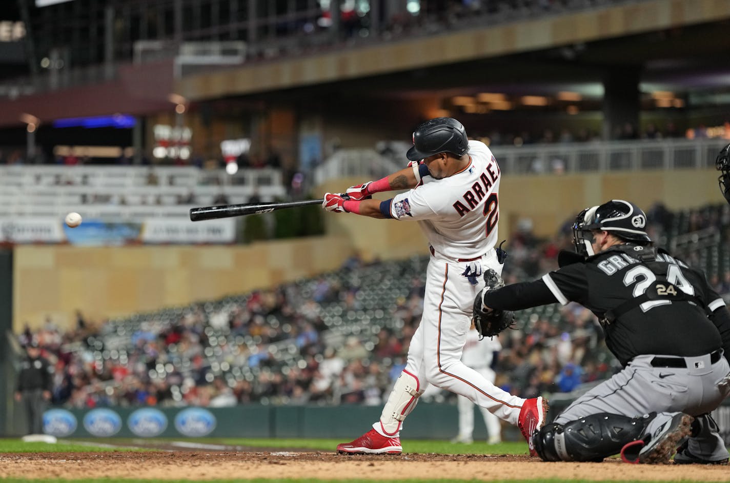 Minnesota Twins second baseman Luis Arraez (2) hits a single in the bottom of the fifth inning. The Minnesota Twins hosted the Chicago White Sox at Target Field Wednesday, Sept. 28, 2022 in Minneapolis. ] RENEE JONES SCHNEIDER • renee.jones@startribune.com