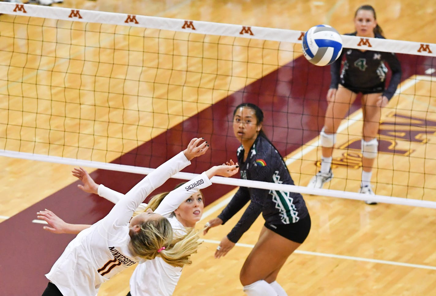 Gopher 11Samantha Seliger-Swenson and 13 Molly Lohman in the first game. ] GLEN STUBBE * gstubbe@startribune.com Saturday, December 3, 2016 University of Minnesota Gopher Volleyball vs. USC/Hawaii in round two of the NCAA.