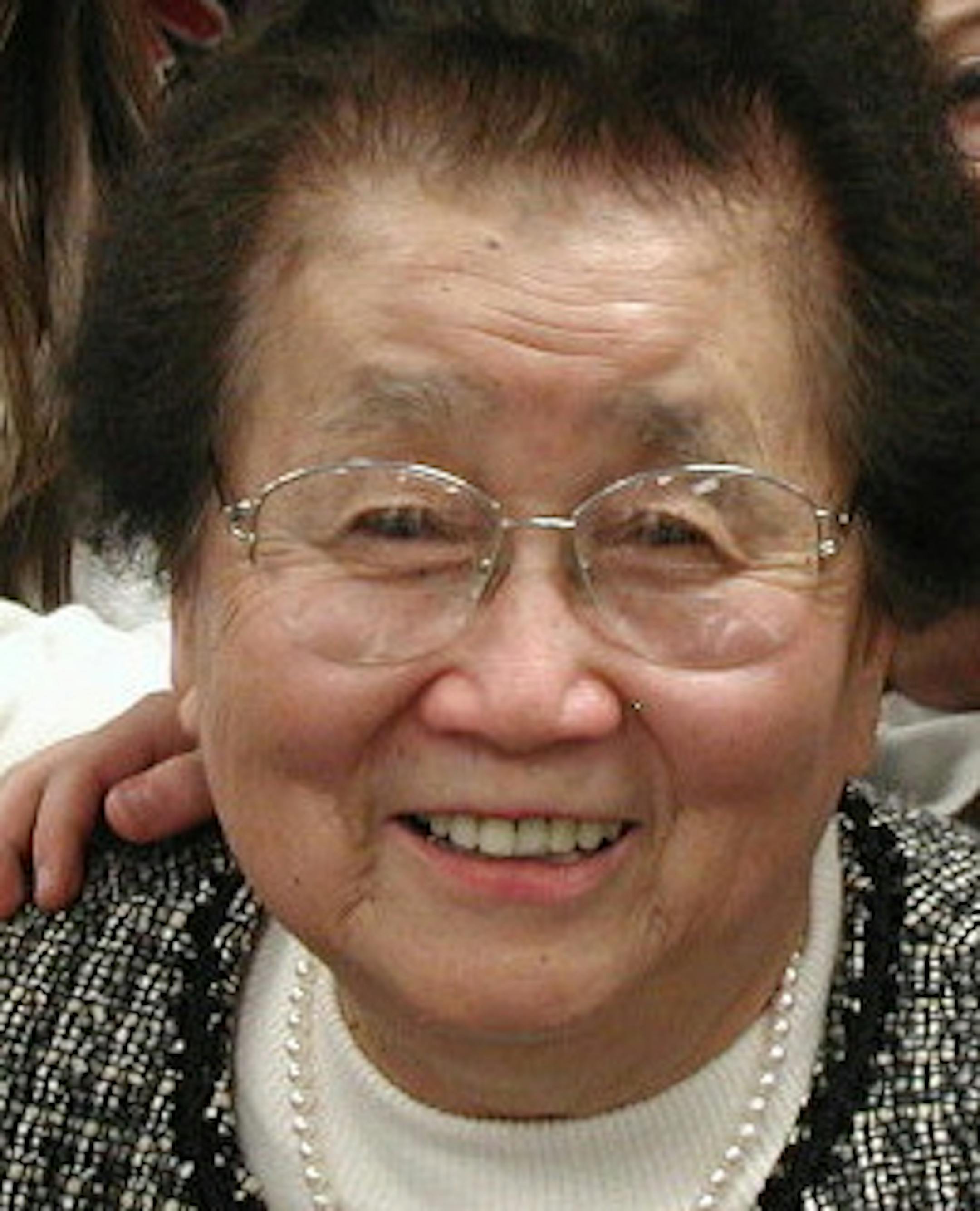 Helen Tsuchiya with students in the fourth grade class of Prairie View Elementary School in Eden Prairie who developed a song to honor her as part of an educational program, Community Celebration of Place, produced by Minneapolis folk singer Larry Long.
Photo by Larry Long