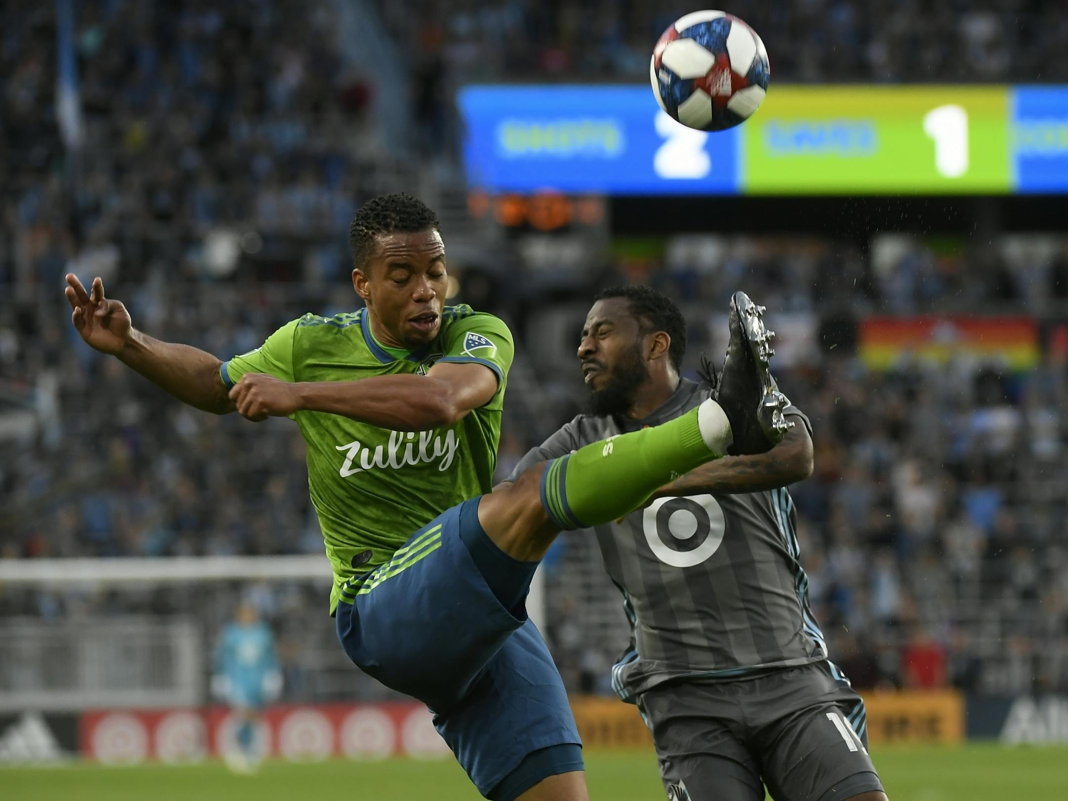 Seattle Sounders midfielder Jordy Delem (21) kicked the ball out of bounds as he challenged Minnesota United defender Romain Metanire (19) in the first half.