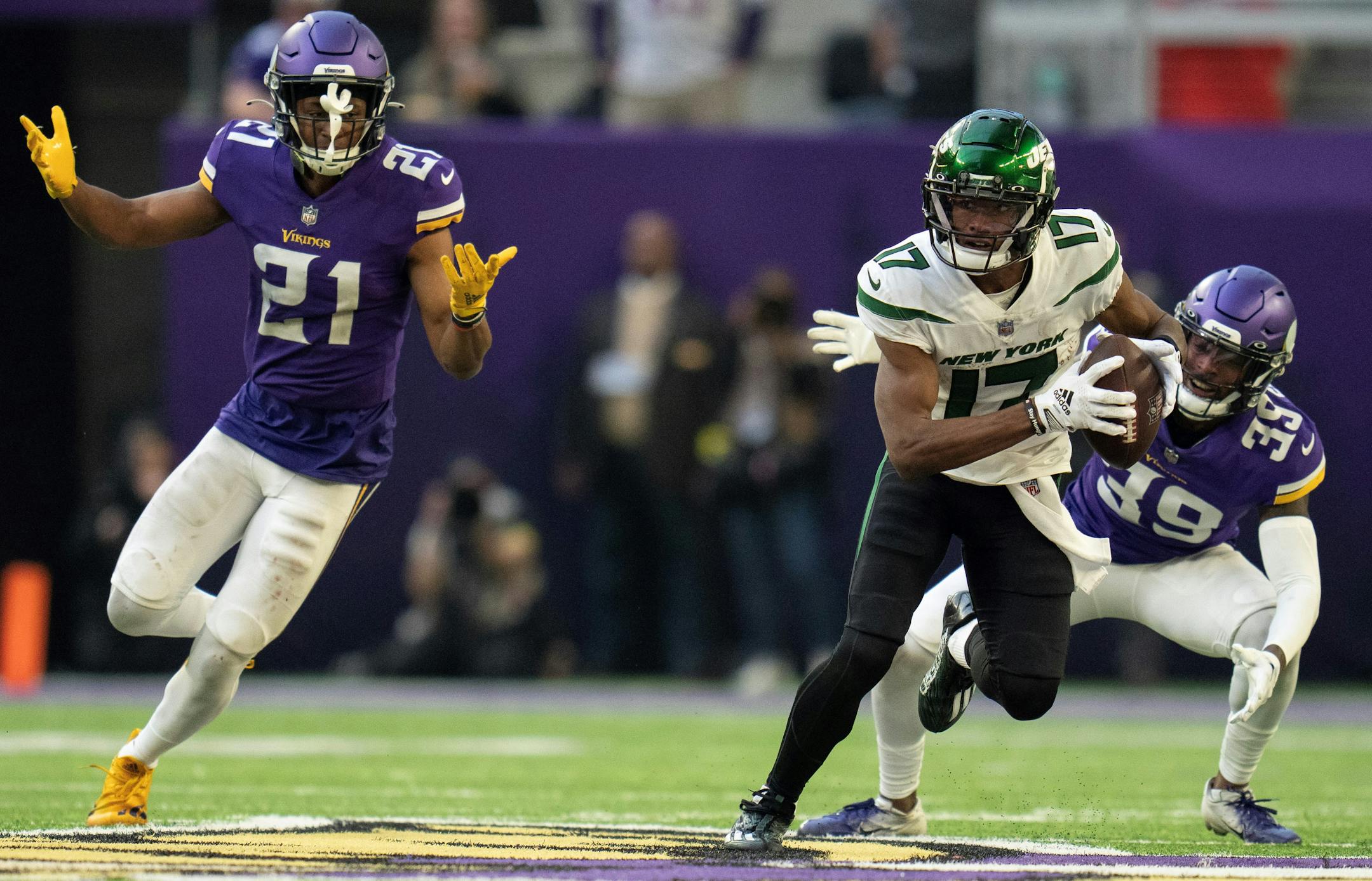 New York Jets wide receiver Garrett Wilson (17) picked up 60 yards in the third quarter In Minneapolis, Minn. Sunday December 4, 2022. ] JERRY HOLT • jerry.holt@startribune.com