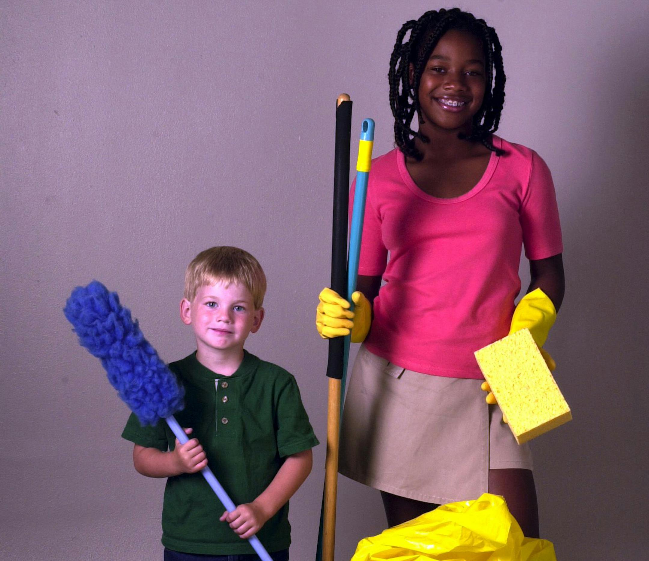 (KRT8) KRT LIFESTYLE STORY SLUGGED: CHORES KRT PHOTO BY TALIS BERGMANIS/KANSAS CITY STAR (August 15) Chores can be a geat way to teach kids to act responsibly and build self-respect. Kids of different ages can handle various levels of chores. (Diversity) (KC) AP PL KD 2000 (Vert) (gsb)