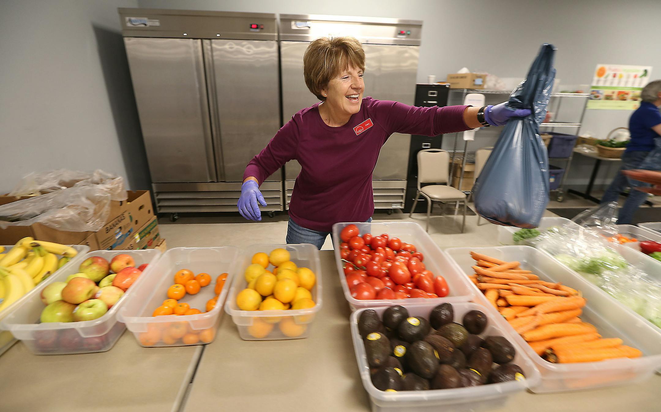 Friends In Need volunteer Nancy Reckimger, happily packed up fruit and vegetables for a client at the food shelf, Tuesday, September 27, 2016 in St. Paul Park, MN. ] (ELIZABETH FLORES/STAR TRIBUNE) ELIZABETH FLORES &#x2022; eflores@startribune.com