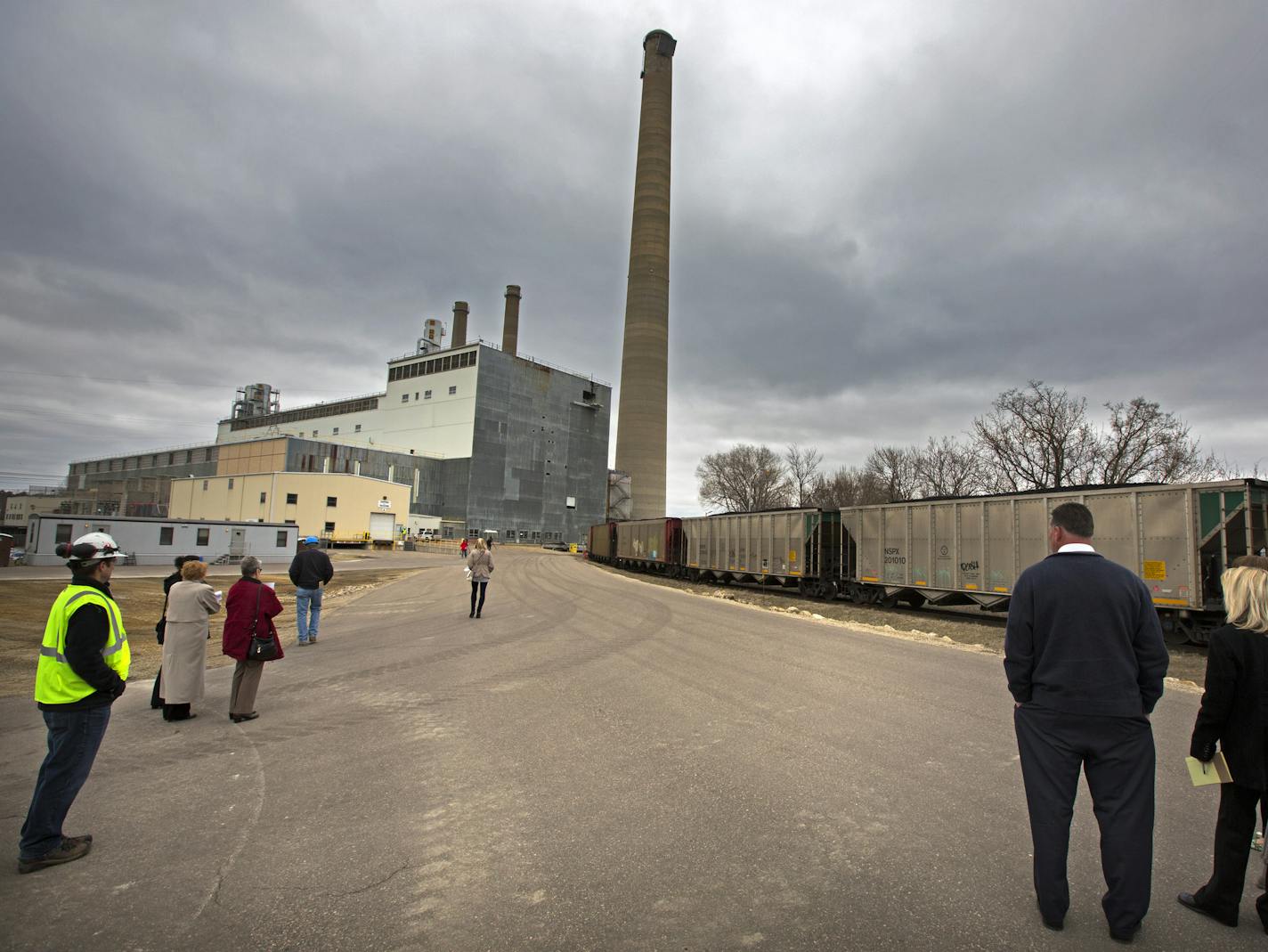 After more than 60 years, the last shipment of coal arrived by train to Xcel Energy Black Dog Generating Station in Burnsville, Wednesday afternoon. Xcel Energy will stop generating electricity with coal at Black Dog in mid-April as it prepares to replace the coal-fired units with a more efficient, cleaner natural gas-fired unit. ] BRIAN PETERSON &#xef; brianp@startribune.com Burnsville, MN - 4/6/2015