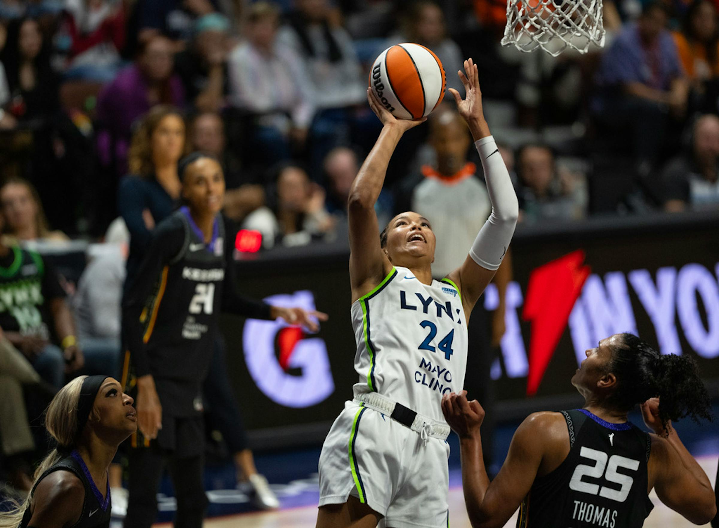 Lynx overtakes Sun in Connecticut to lead 2-1 in series