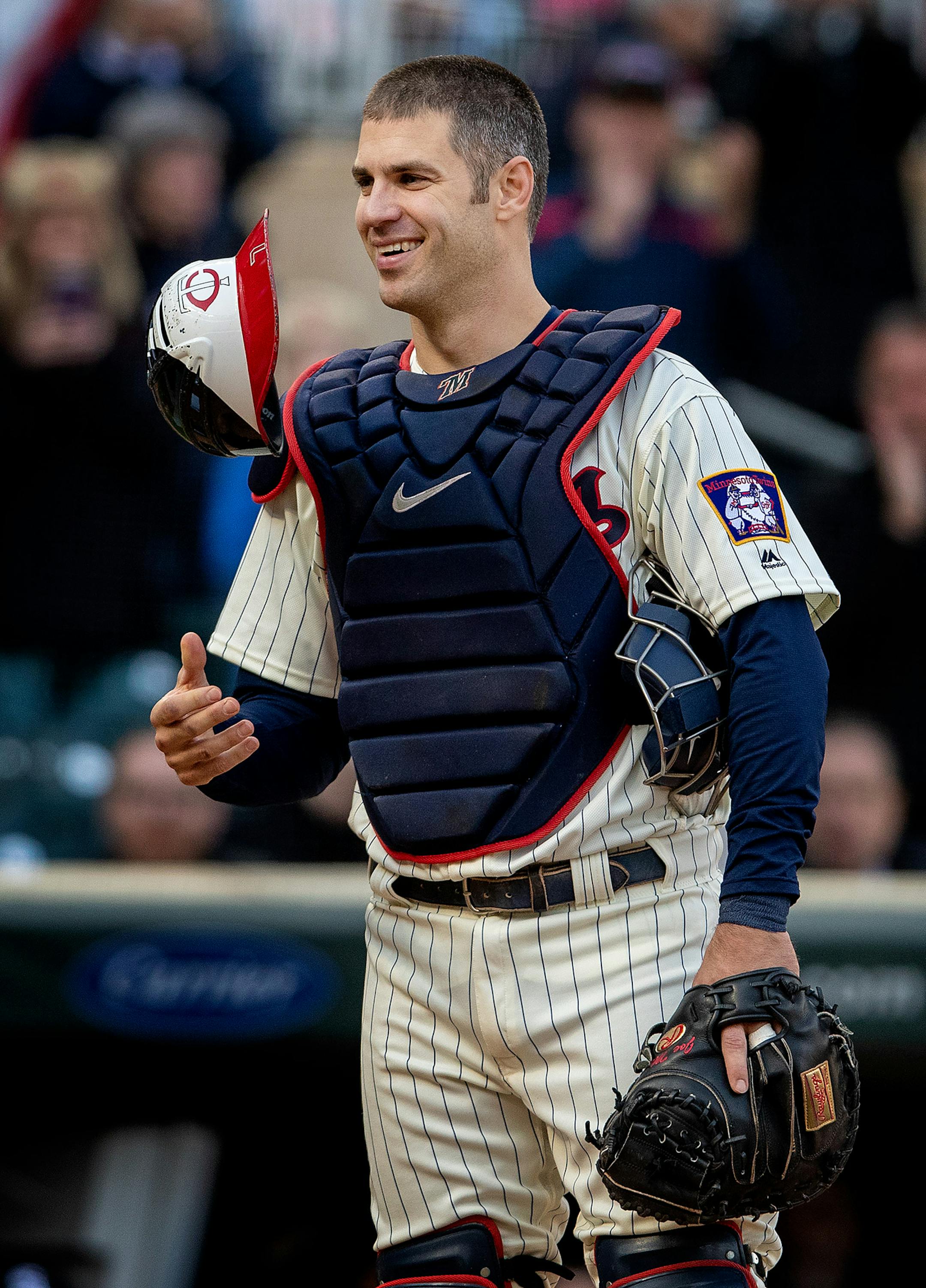 Minnesota Twins Joe Mauer received an ovation after coming out to catch in the ninth inning. ] CARLOS GONZALEZ ï cgonzalez@startribune.com ñ September 30, 2018, Minneapolis, MN, Target Field, MLB, Minnesota Twins vs. Chicago White Sox