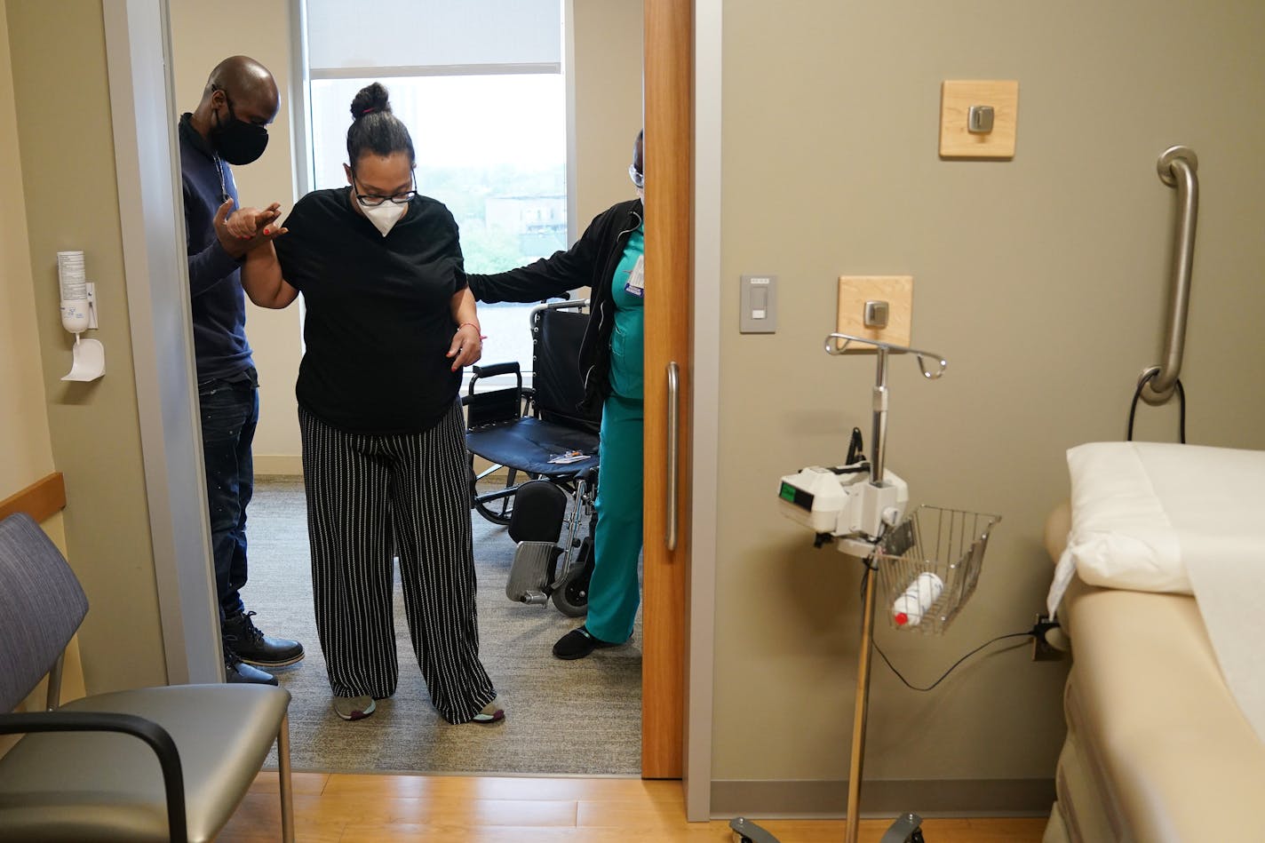 Amanda Jackson was helped into an exam room by her husband Darryl and medical assistant Vennice Harrell Wednesday morning. ] ANTHONY SOUFFLE • anthony.souffle@startribune.com