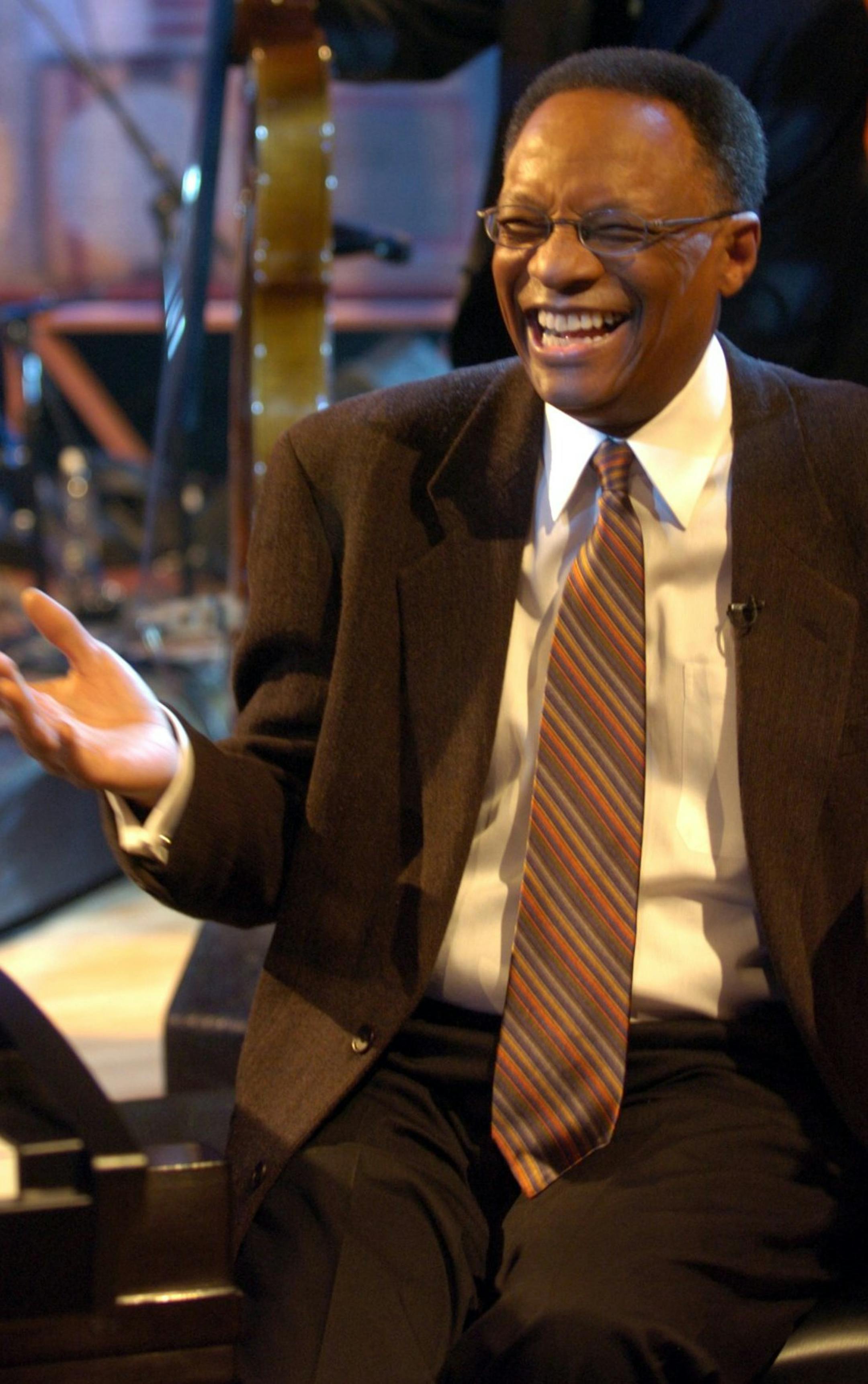KRT ENTERTAINMENT STORY SLUGGED: MUS-TV-JAZZLEGENDS KRT PHOTOGRAPH BY CHRIS WALKER/CHICAGO TRIBUNE (June 16) Pianist Ramsey Lewis during the taping of "Legends of Jazz" at the WTTW studios in Chicago, Illinois, on May 12, 2005. Bass player Joe Santiago is in background. (mvw) 2005 (Diversity)
