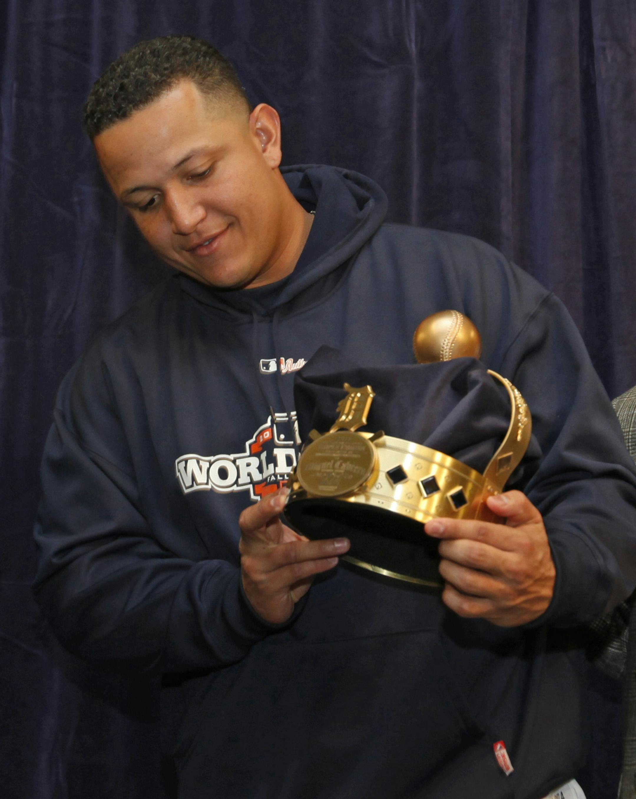 Detroit Tigers third baseman Miguel Cabrera poses with Frank Robinson, left, and Major League Baseball Commissioner Bud Selig as he receives Triple Crown award at a news conference before Game 3 of baseball's World Series between the Detroit Tigers and the San Francisco Giants Saturday, Oct. 27, 2012, in Detroit. (AP Photo/Paul Sancya ) ORG XMIT: WS516