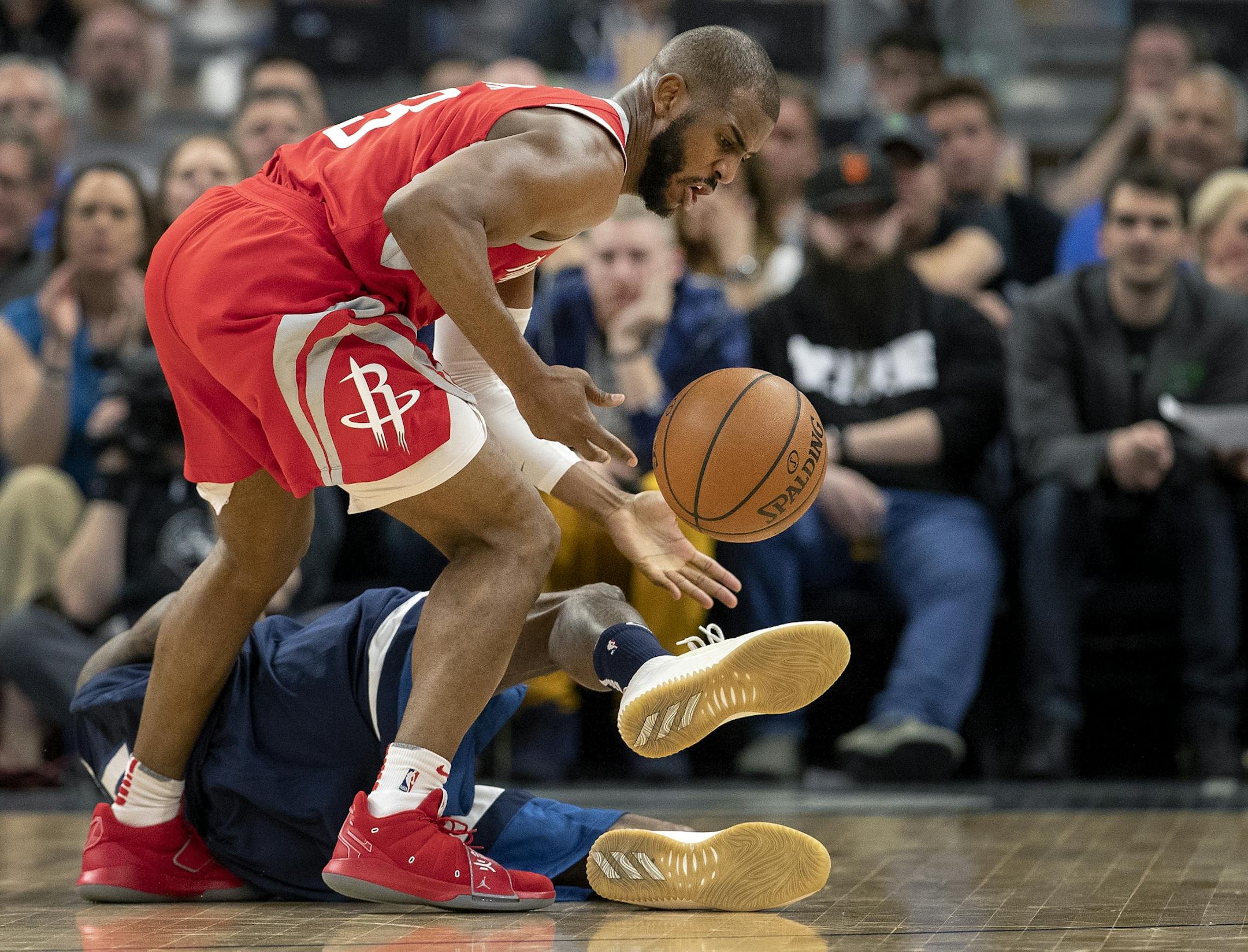 Chris Paul (3) stole the ball from Jamal Crawford (11) in the fourth quarter.