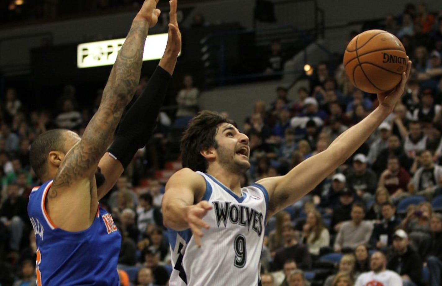 Tyson Chandler defended as Ricky Rubio drove to the basket at Target Center.