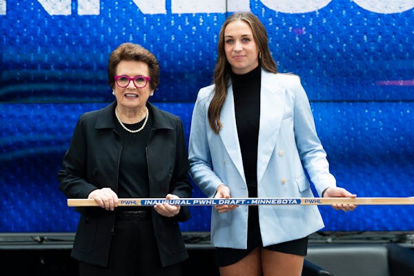 Minnesota’s Taylor Heise, right, and tennis legend Billie Jean King posed after Heise was selected first overall in the inaugural Professional Women