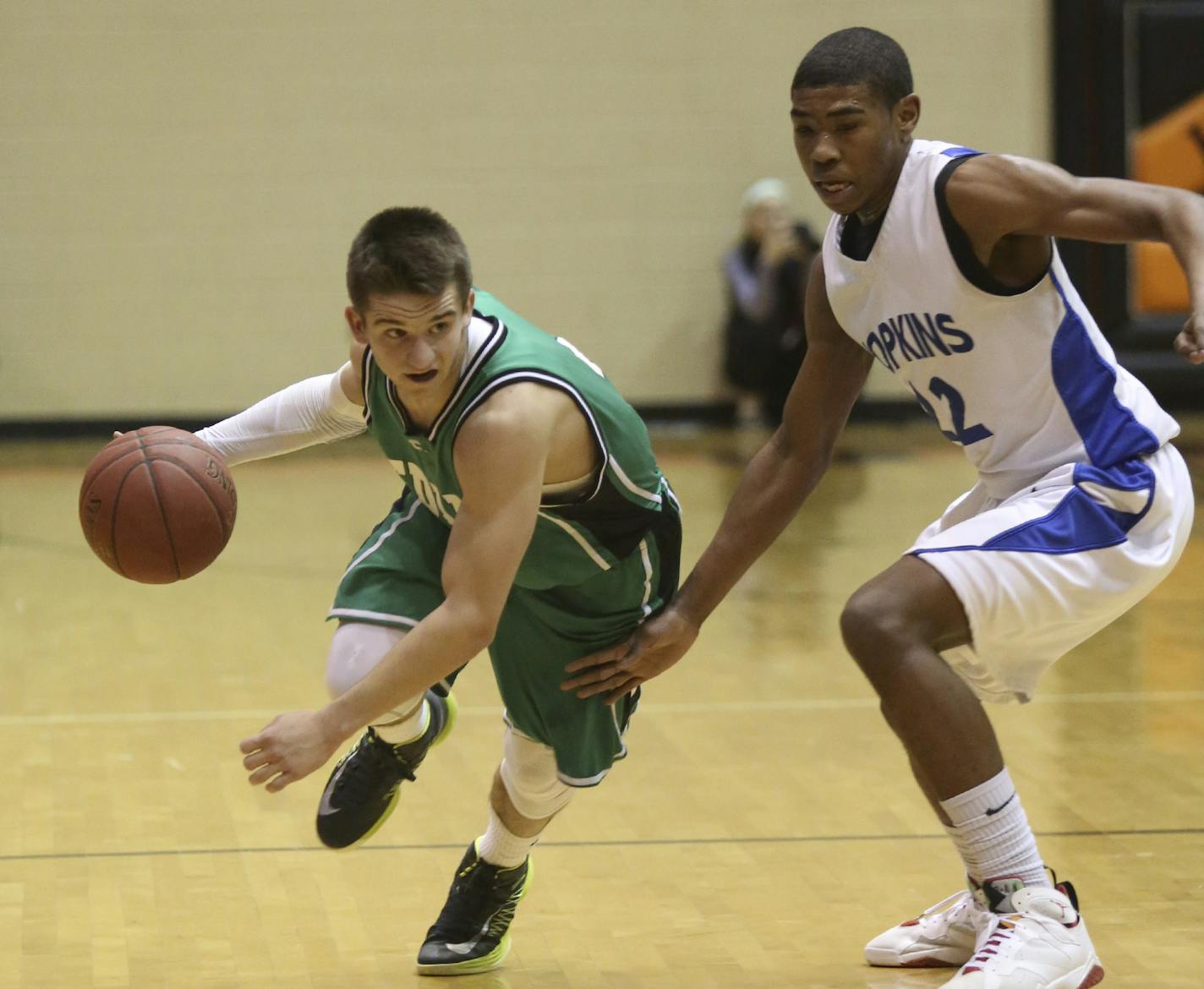 Edina''s Graham Woodward pushed the ball up the court passed Hopkins' Jamal Davis during the first half in Osseo , Min., Tuesday, March 12, 2013. ] (KYNDELL HARKNESS/STAR TRIBUNE) kyndell.harkness@startribune.com