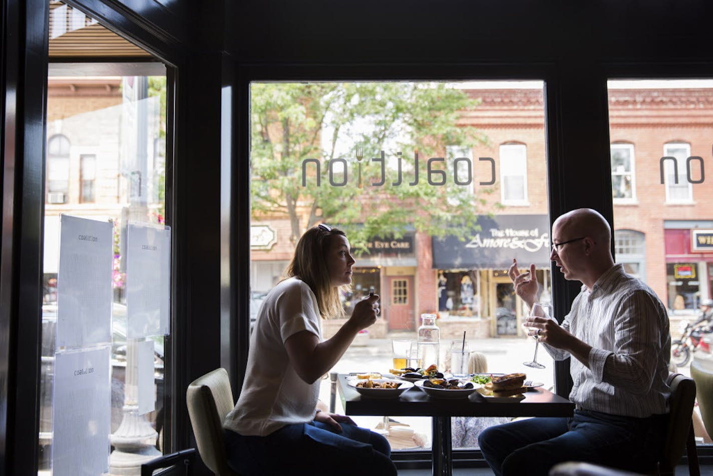 Jessica de Kozlowski, left, of Edina and Sean Curran of Minneapolis eat lunch at Coalition in downtown Excelsior on Wednesday, July 2, 2015. ] LEILA NAVIDI leila.navidi@startribune.com /