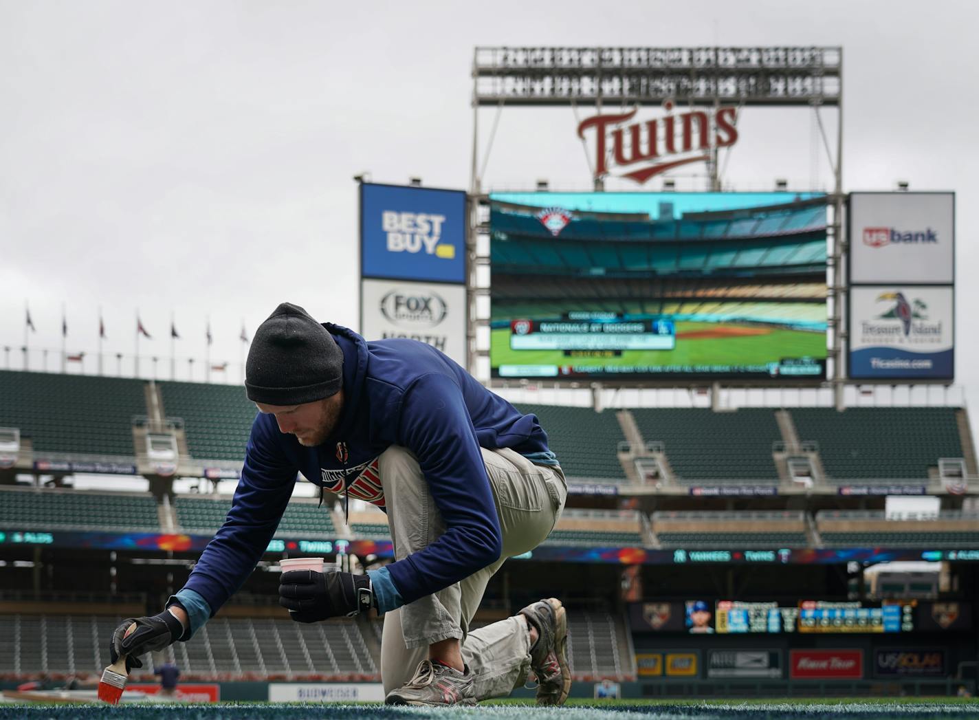 Twins ground crew member Anders Lindberg, in October.