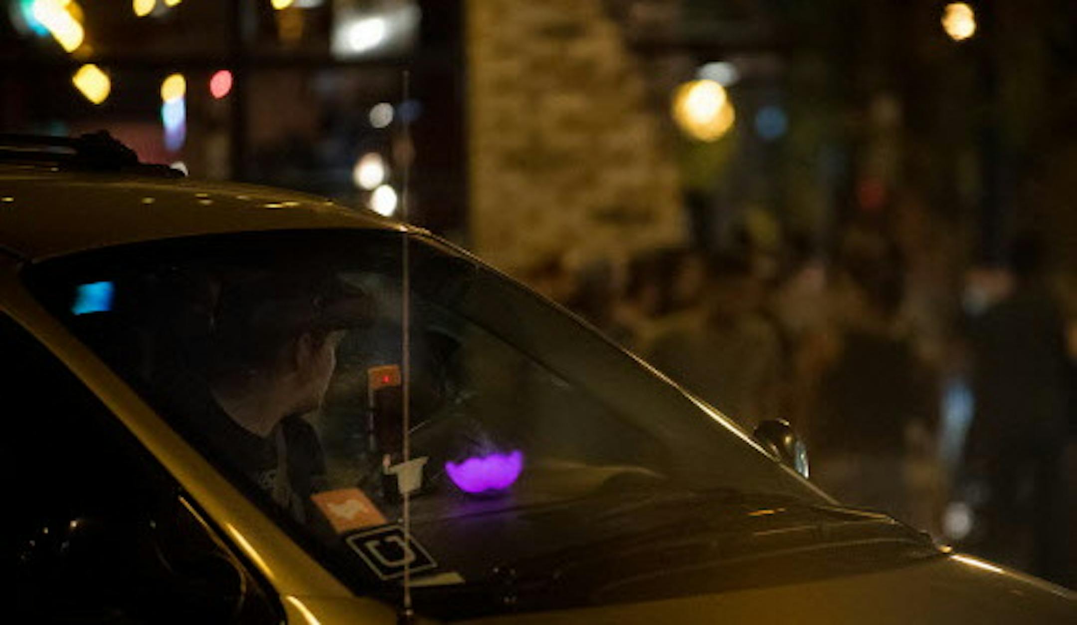 An Uber and Lyft driver waited to pick up passengers at Lagoon Avenue and Hennepin Avenue after closing time late Sunday morning. ] (AARON LAVINSKY/STAR TRIBUNE) aaron.lavinsky@startribune.com Uber and Lyft drivers picked up bar patrons at Lagoon Avenue and Hennepin Avenue in Minneapolis on Saturday, August 6, 2016.