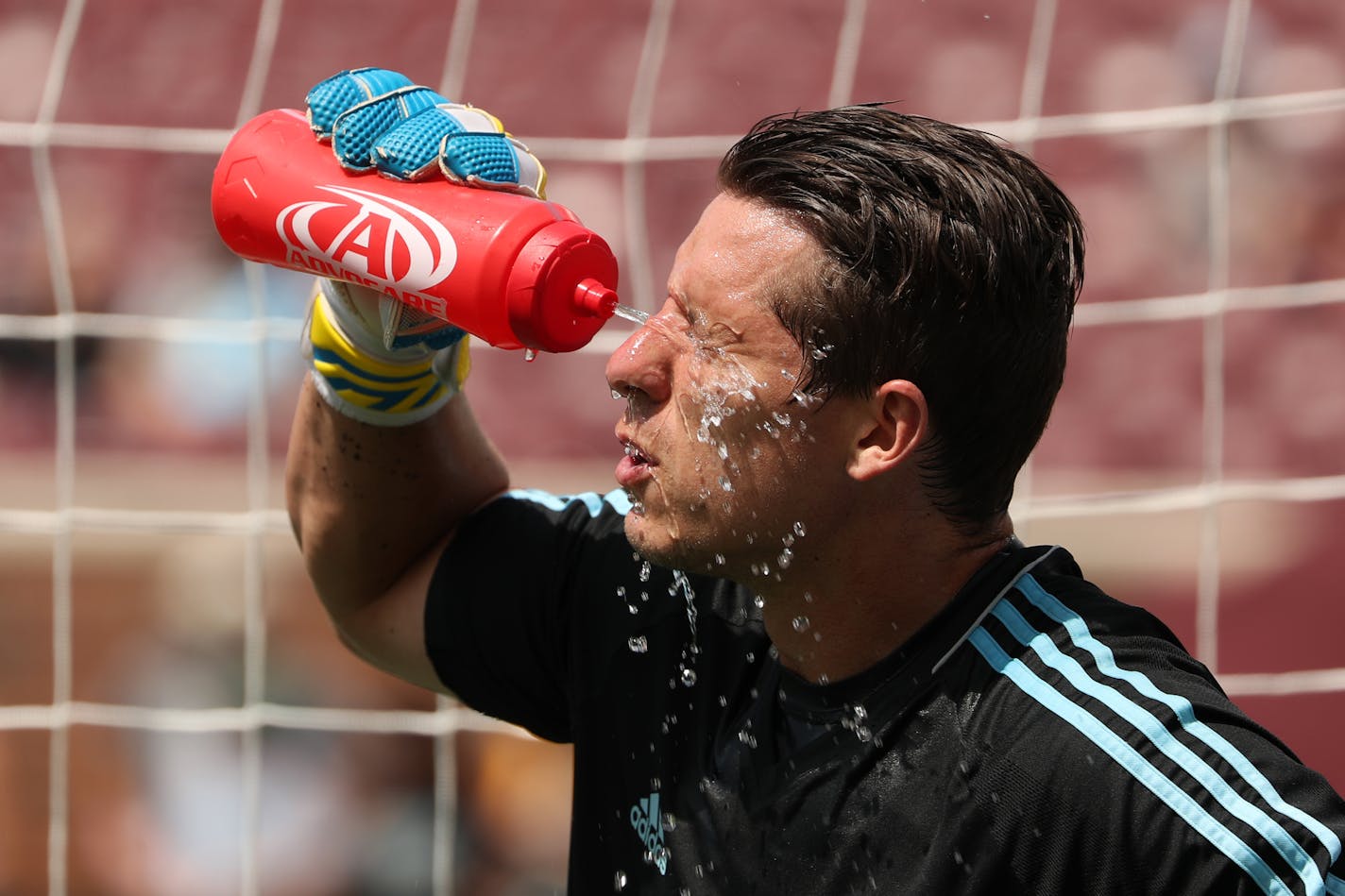 Minnesota United goalkeeper Bobby Shuttleworth (33) sprayed water on his face during pregame warmups Saturday.