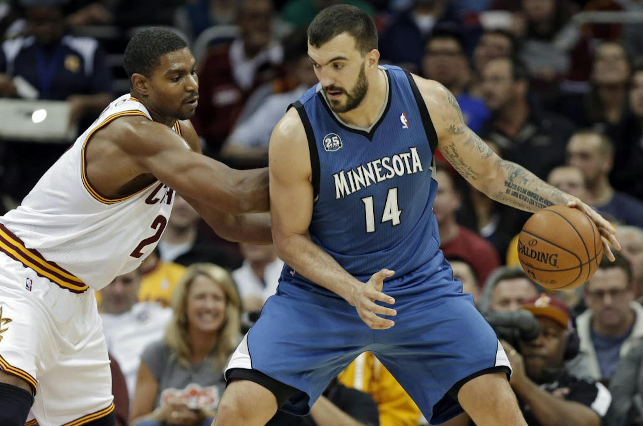 Nikola Pekovic (14) drives against Cleveland's Andrew Bynum.