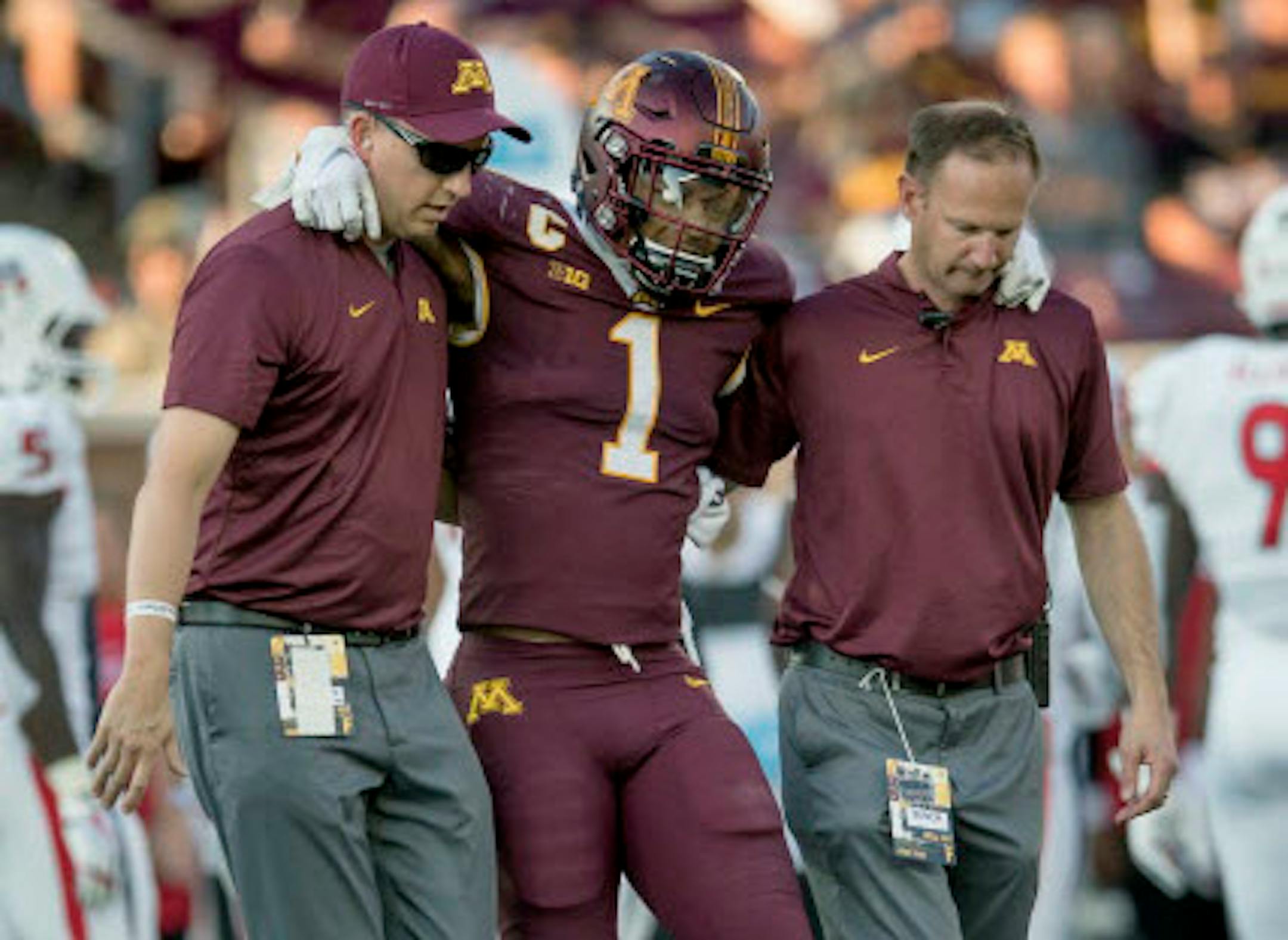 Minnesota's running back Rodney Smith is helped off the field after a first quarter injury as Minnesota took on Fresno State at TCF Bank Stadium, Saturday, September 8, 2018 in Minneapolis, MN. ] ELIZABETH FLORES ï liz.flores@startribune.com