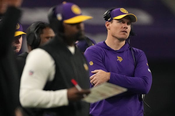 Vikings head coach Kevin O’Connell, right, and defensive coordinator Brian Flores watched the sidelines during Sunday’s game against the Packers. 