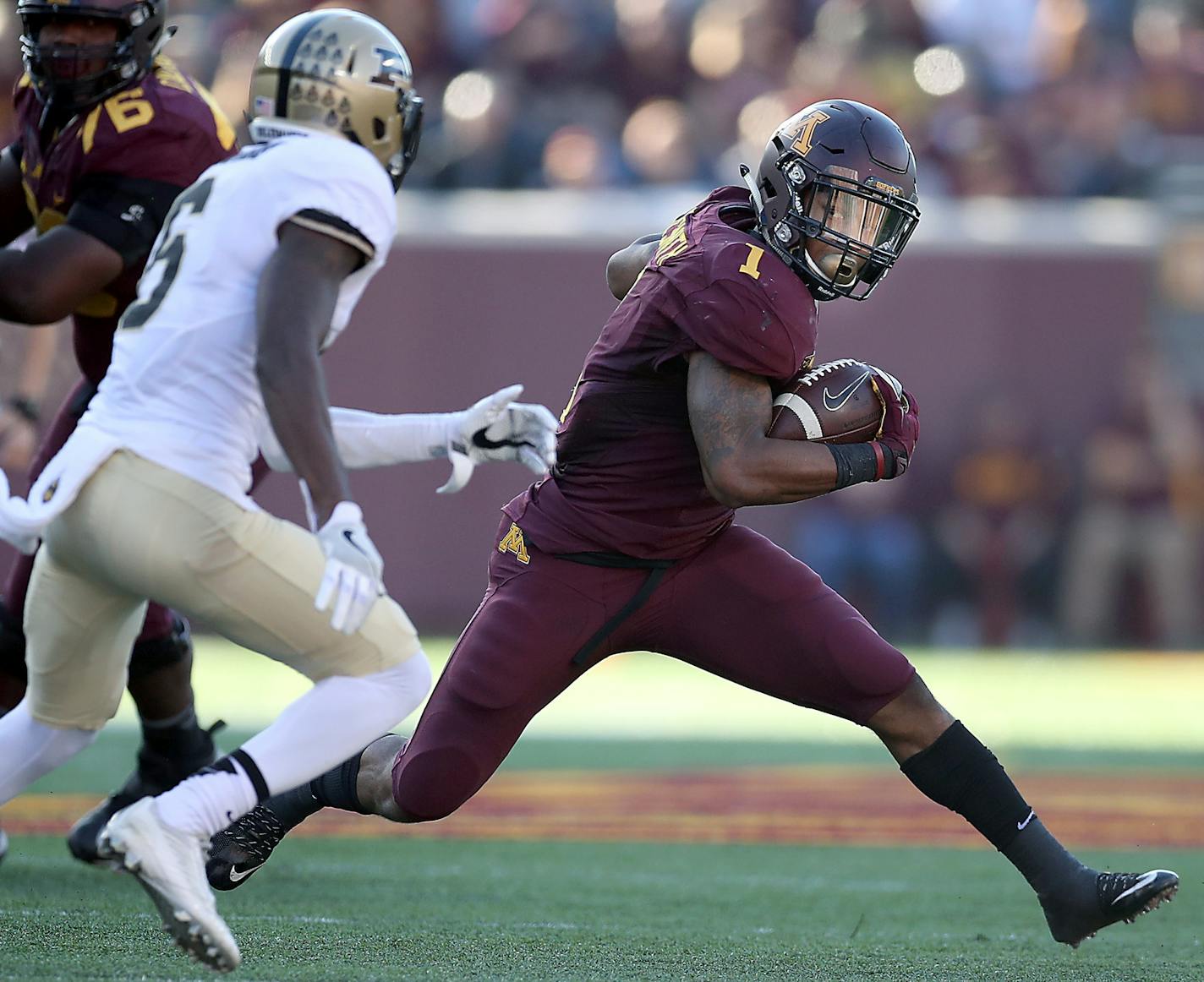 Minnesota's running back Rodney Smith ran passed Purdue's cornerback Myles Norwood for a first down during the second quarter as Minnesota took on Purdue at TCF Bank Stadium, Saturday, November 5, 2016 in Minneapolis, MN. ] (ELIZABETH FLORES/STAR TRIBUNE) ELIZABETH FLORES &#x2022; eflores@startribune.com