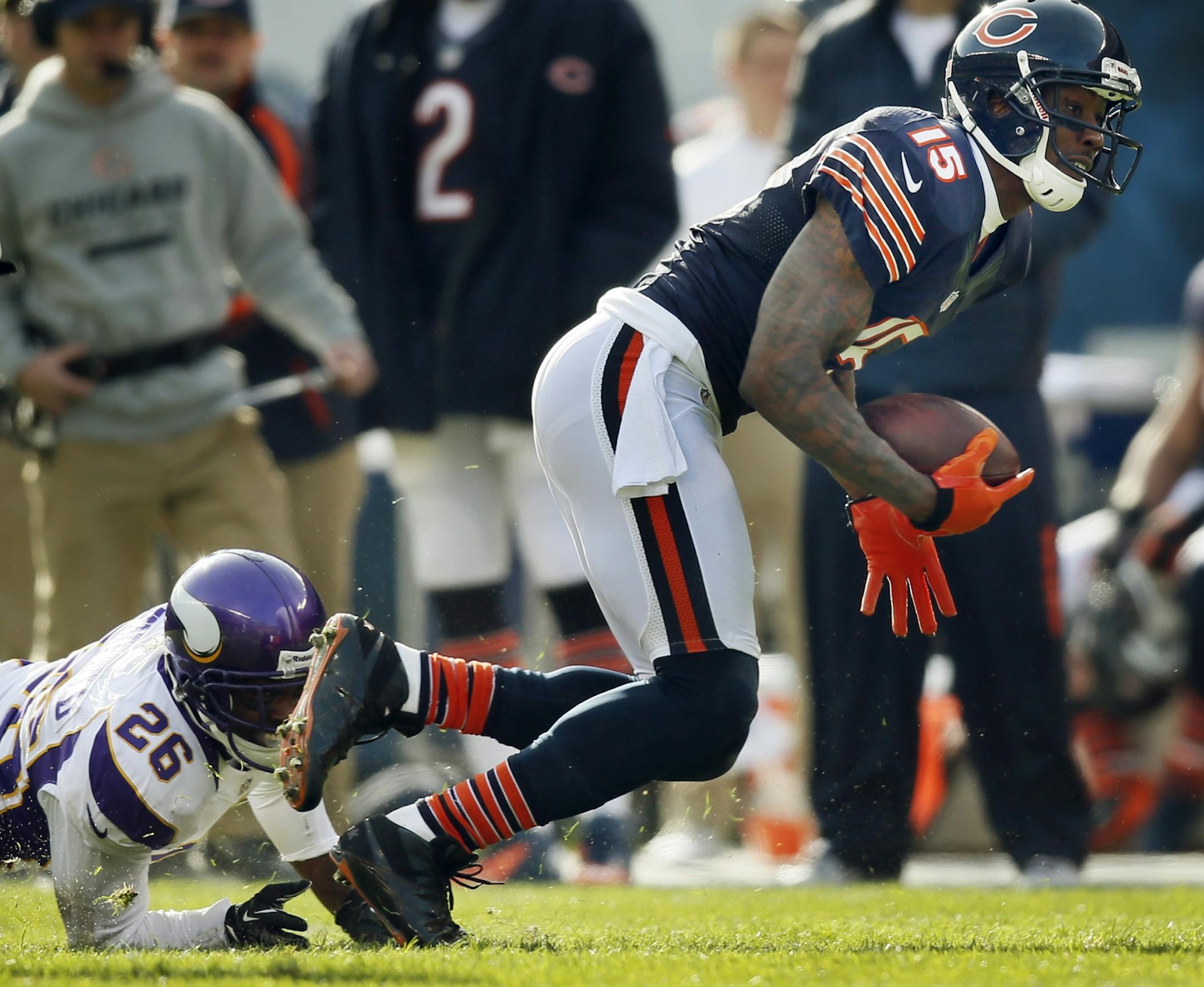 Bears wide receiver Brandon Marshall (15) picked up a first down as he ran pass Vikings cornerback Antoine Winfield (26) in the first quarter.