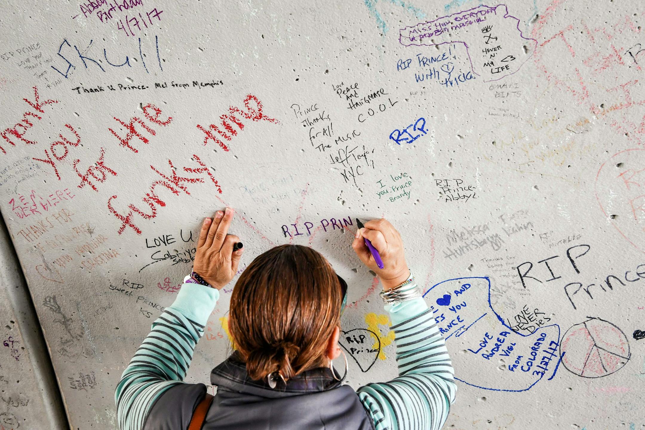 Dianne Bailey of Washington D.C. signed the tunnel near Paisley Park. ] GLEN STUBBE • glen.stubbe@startribune.com Friday, April 21 2017 Fans came to Prince's Paisley Park on the first anniversary of his death.