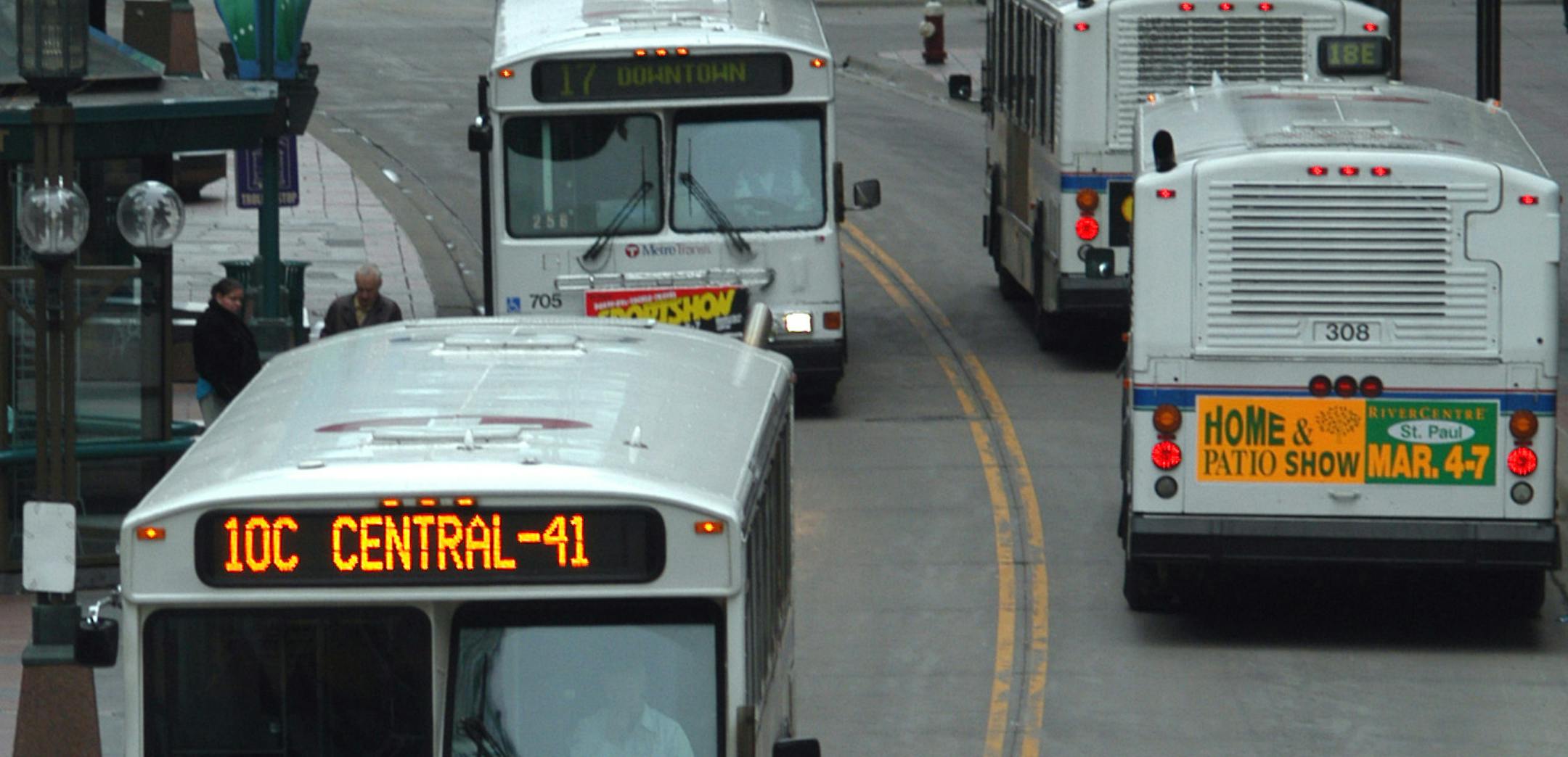The MTC buses were making the rounds on Nicollet Ave in downtown Minneapolis GENERAL INFORMATION: Minneapolis,MN. Monday 4/19/2004 The first buses began to roll out of the Nicollet Garage around 3:45 AM ORG XMIT: MIN2014082913581234 ORG XMIT: MIN1408291400510190 ORG XMIT: MIN1410311444189858