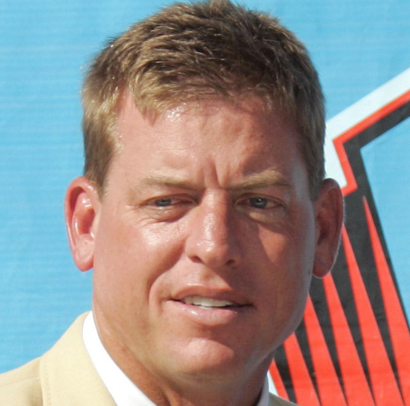 Former Dallas Cowboys quarterback Troy Aikman, left, poses with his presenter, Norv Turner, after Aikman was enshrined in the Pro Football Hall of Fame, Saturday, Aug. 5, 2006, in Canton, Ohio. (AP Photo/Mark Duncan) ORG XMIT: OHMD126 ORG XMIT: MIN1407181938593601