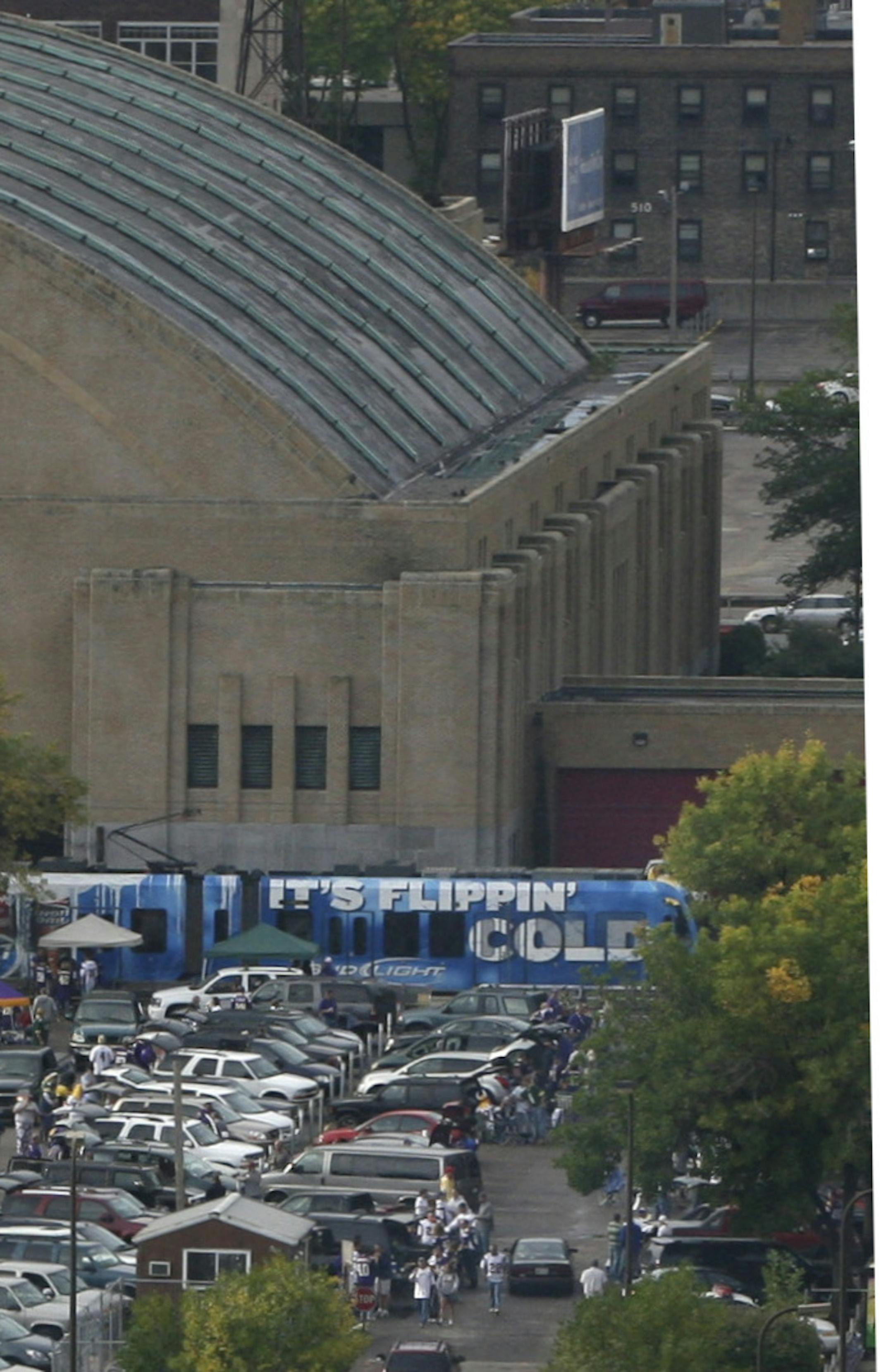 BRUCE BISPING &#x2022; bbisping@startribune.com Minneapolis, MN., Sunday, 9/30/2007. Vikings tailgaters set up camp in lots near the armory, business and condo's in downtown Minneapolis. ORG XMIT: MIN2013072515034561