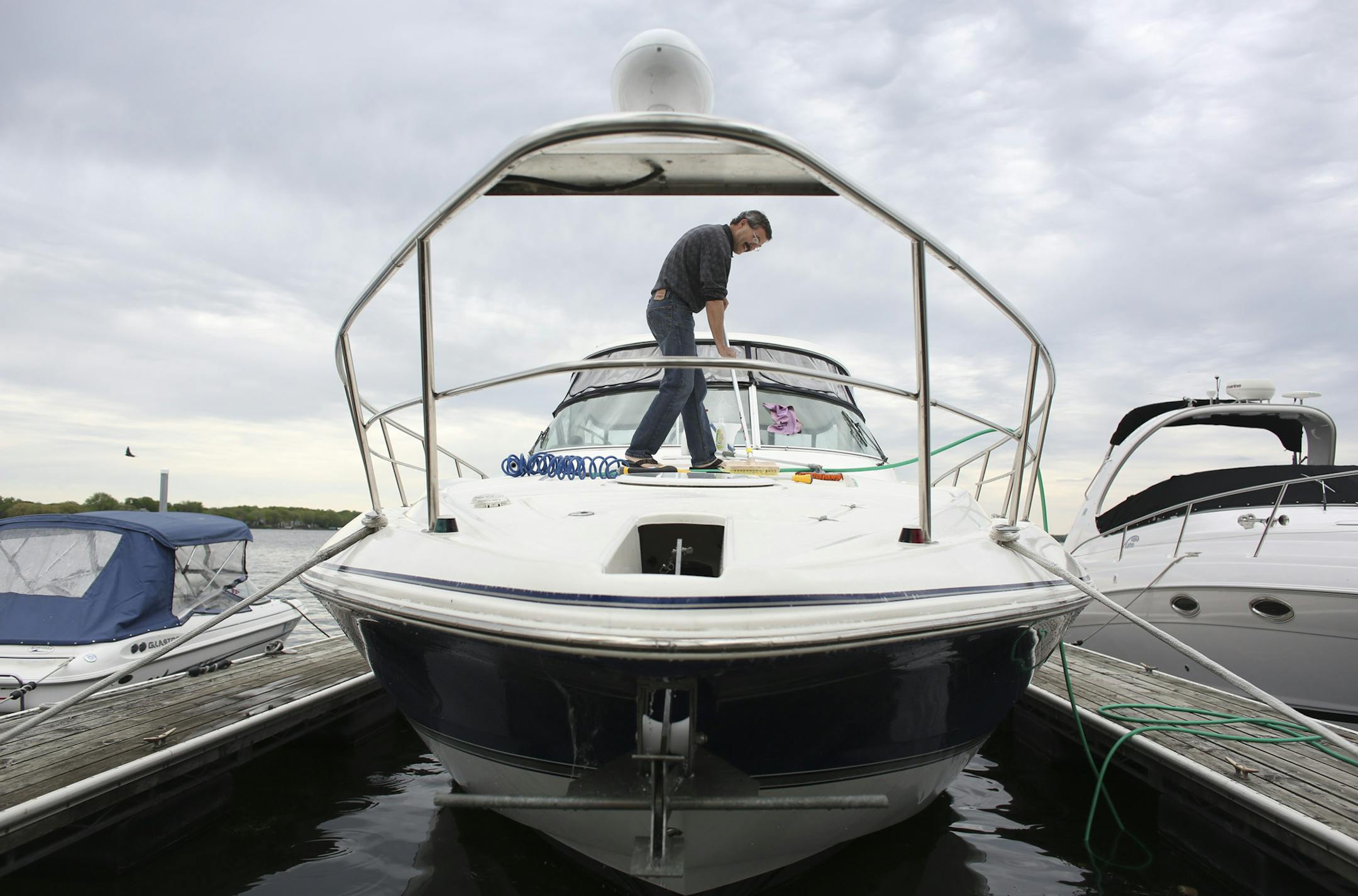Dave Fine worked on cleaning his boat as he got in ready for the weekend at Browns Bay in Wayzata, Min., Friday, May 24, 2013. ] (KYNDELL HARKNESS/STAR TRIBUNE) kyndell.harkness@startribune.com