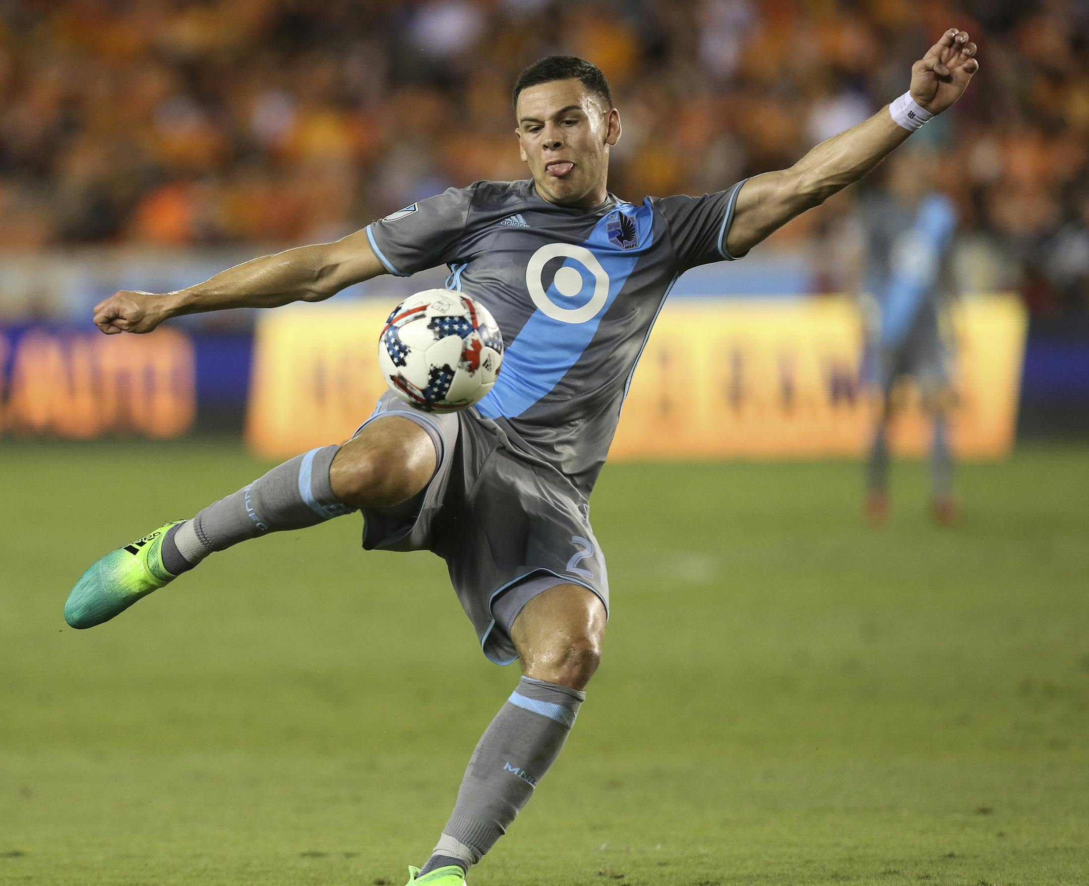 Minnesota United forward Christian Ramirez (21) shoots a shot during the first half of the game at BBVA Compass Stadium Saturday, April 15, 2017, in Houston. ( Yi-Chin Lee / Houston Chronicle ) ORG XMIT: 00081292A