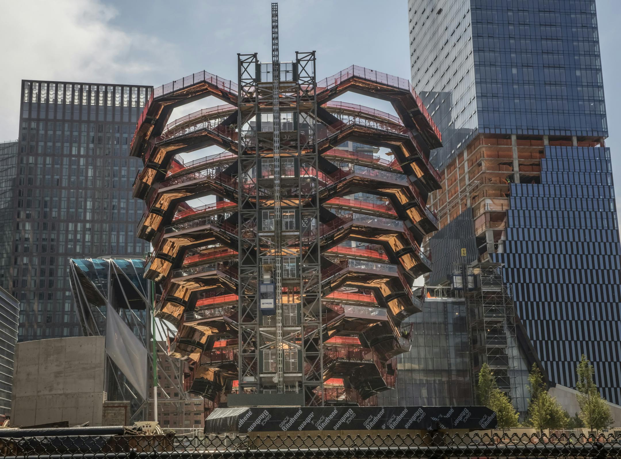 PHOTO MOVED IN ADVANCE AND NOT FOR USE - ONLINE OR IN PRINT &#x2013; BEFORE JUNE 10, 2018. -- &#x201c;Vessel,&#x201d; an interactive sculpture at the center of Hudson Yards, a development on the far west side of Manhattan, in New York, May 25, 2018. Three blocks of the planned six-block ribbon of greenery are open, with the remainder set to open in 2019. (Tony Cenicola/The New York Times) ORG XMIT: XNYT157